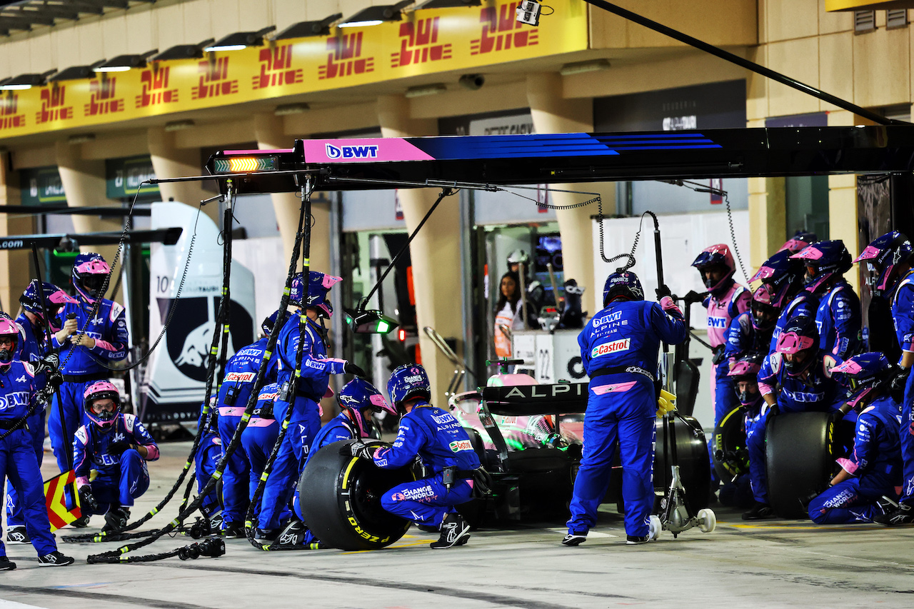 GP BAHRAIN, Fernando Alonso (ESP) Alpine F1 Team A522 makes a pit stop.
20.03.2022. Formula 1 World Championship, Rd 1, Bahrain Grand Prix, Sakhir, Bahrain, Gara Day.
- www.xpbimages.com, EMail: requests@xpbimages.com © Copyright: Batchelor / XPB Images