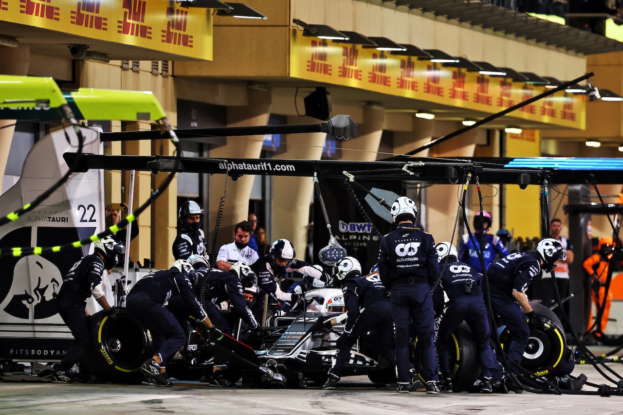 GP BAHRAIN, Yuki Tsunoda (JPN) AlphaTauri AT03 makes a pit stop.
20.03.2022. Formula 1 World Championship, Rd 1, Bahrain Grand Prix, Sakhir, Bahrain, Gara Day.
- www.xpbimages.com, EMail: requests@xpbimages.com © Copyright: Batchelor / XPB Images