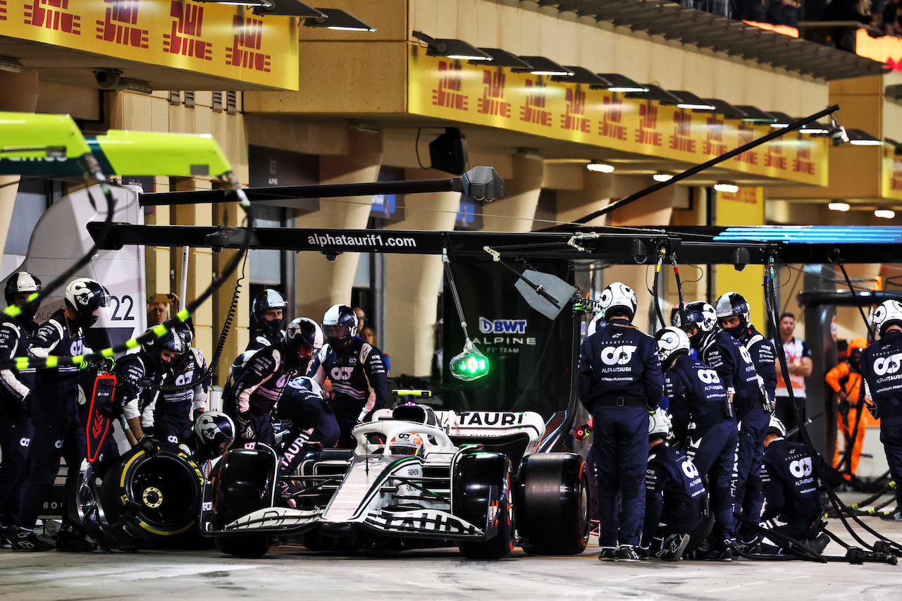 GP BAHRAIN, Yuki Tsunoda (JPN) AlphaTauri AT03 makes a pit stop.
20.03.2022. Formula 1 World Championship, Rd 1, Bahrain Grand Prix, Sakhir, Bahrain, Gara Day.
- www.xpbimages.com, EMail: requests@xpbimages.com © Copyright: Batchelor / XPB Images