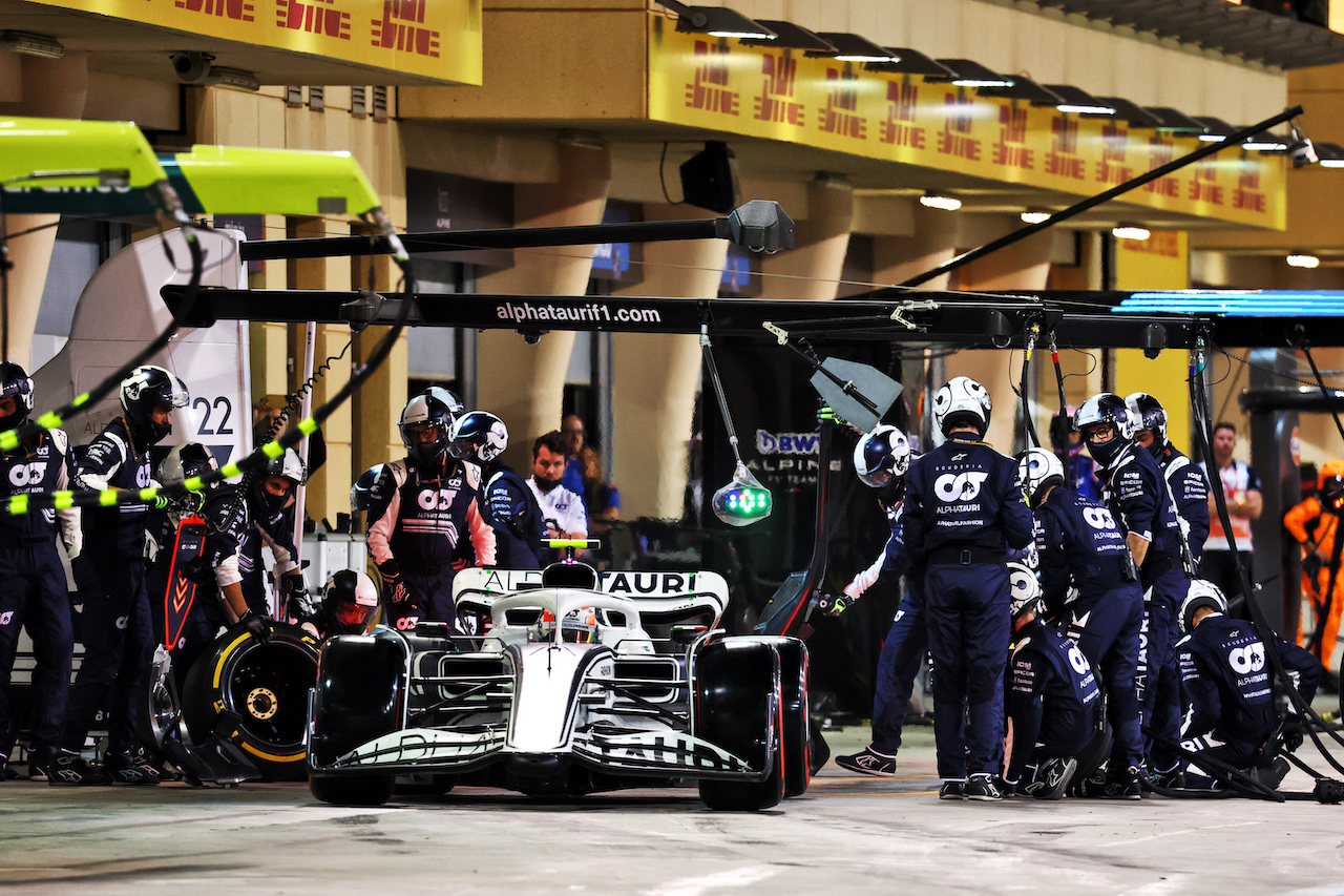 GP BAHRAIN, Yuki Tsunoda (JPN) AlphaTauri AT03 makes a pit stop.
20.03.2022. Formula 1 World Championship, Rd 1, Bahrain Grand Prix, Sakhir, Bahrain, Gara Day.
- www.xpbimages.com, EMail: requests@xpbimages.com © Copyright: Batchelor / XPB Images