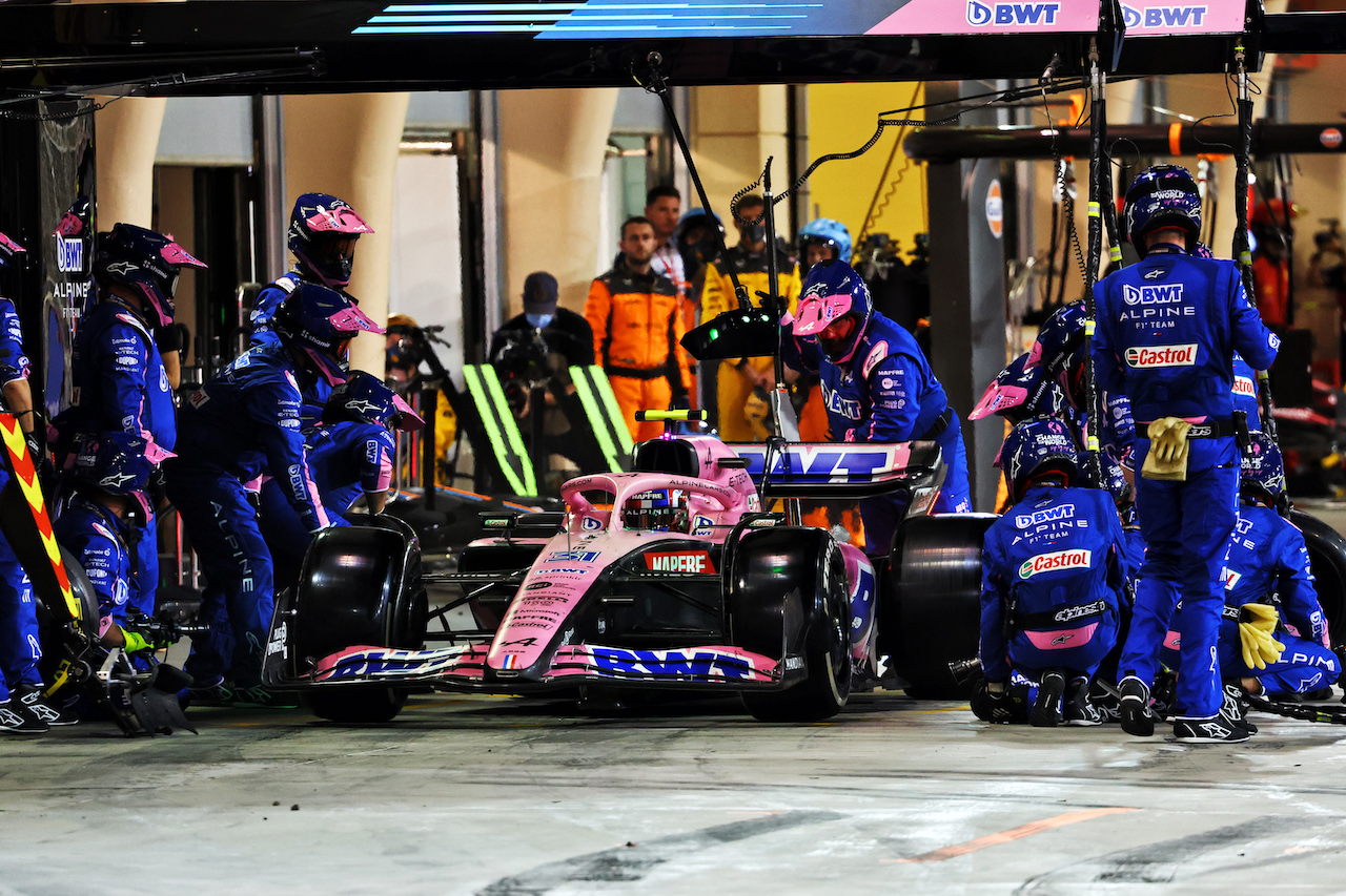 GP BAHRAIN, Esteban Ocon (FRA) Alpine F1 Team A522 makes a pit stop.
20.03.2022. Formula 1 World Championship, Rd 1, Bahrain Grand Prix, Sakhir, Bahrain, Gara Day.
- www.xpbimages.com, EMail: requests@xpbimages.com © Copyright: Batchelor / XPB Images