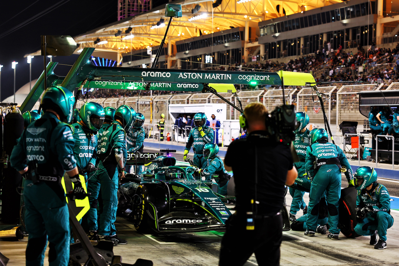 GP BAHRAIN, Lance Stroll (CDN) Aston Martin F1 Team AMR22 makes a pit stop.
20.03.2022. Formula 1 World Championship, Rd 1, Bahrain Grand Prix, Sakhir, Bahrain, Gara Day.
- www.xpbimages.com, EMail: requests@xpbimages.com © Copyright: Batchelor / XPB Images