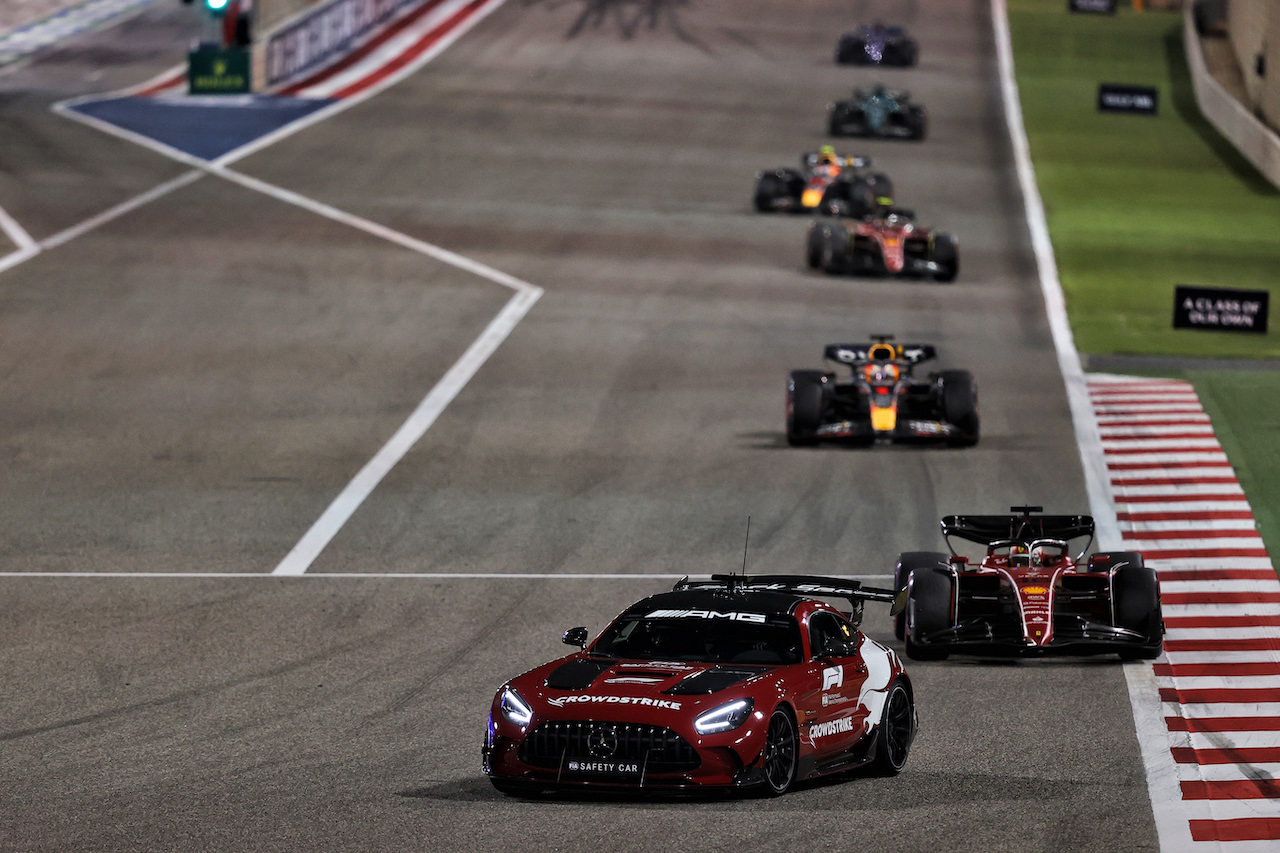 GP BAHRAIN, Charles Leclerc (MON) Ferrari F1-75 davanti a behind the Mercedes FIA Safety Car.
20.03.2022. Formula 1 World Championship, Rd 1, Bahrain Grand Prix, Sakhir, Bahrain, Gara Day.
- www.xpbimages.com, EMail: requests@xpbimages.com © Copyright: Moy / XPB Images