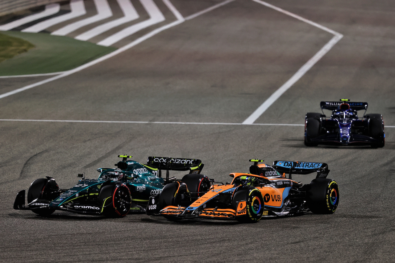 GP BAHRAIN, Nico Hulkenberg (GER) Aston Martin F1 Team Reserve Driver AMR22 e Lando Norris (GBR) McLaren MCL36 battle for position.
20.03.2022. Formula 1 World Championship, Rd 1, Bahrain Grand Prix, Sakhir, Bahrain, Gara Day.
- www.xpbimages.com, EMail: requests@xpbimages.com © Copyright: Moy / XPB Images