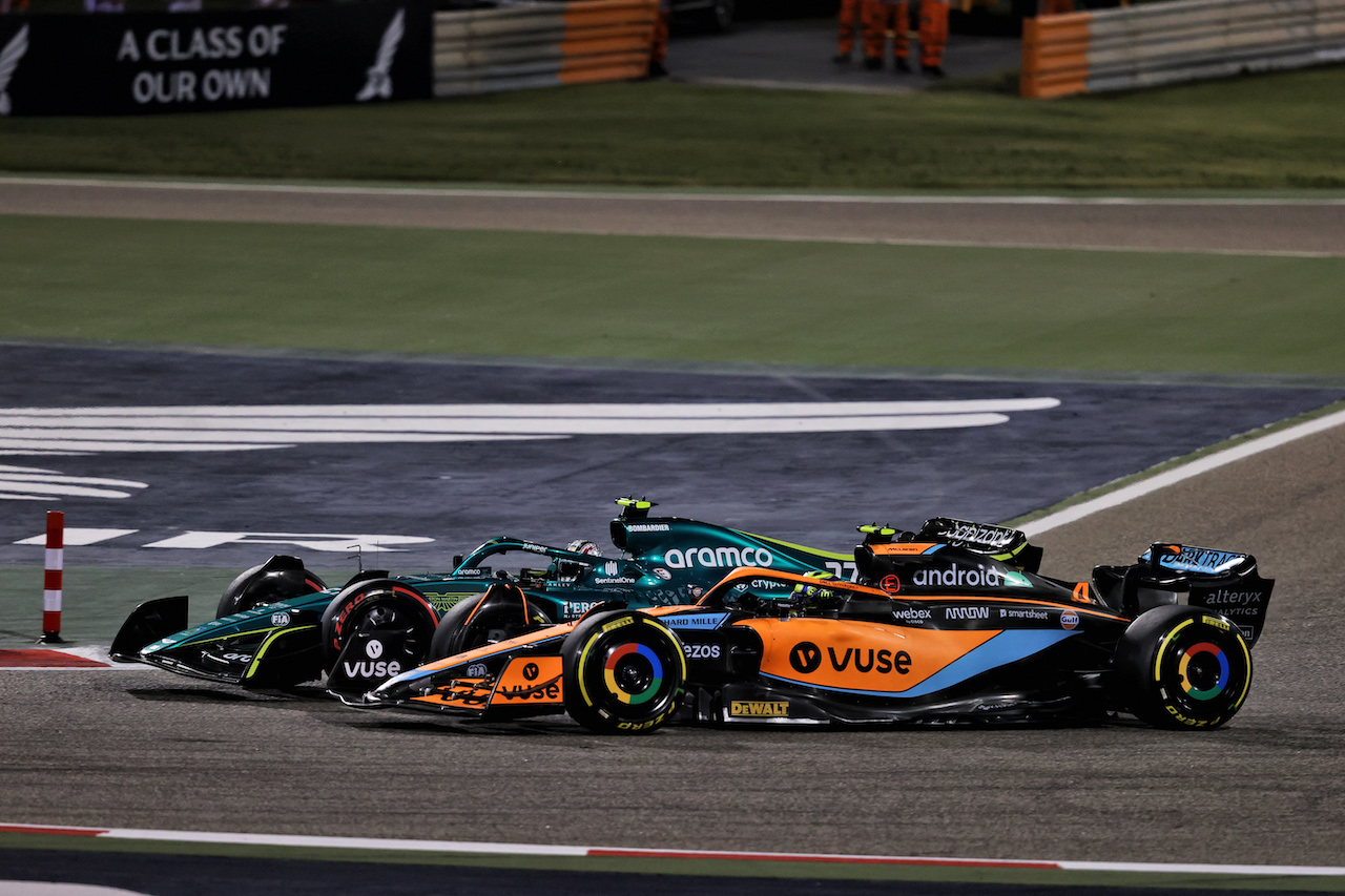 GP BAHRAIN, Nico Hulkenberg (GER) Aston Martin F1 Team Reserve Driver AMR22 e Lando Norris (GBR) McLaren MCL36 battle for position.
20.03.2022. Formula 1 World Championship, Rd 1, Bahrain Grand Prix, Sakhir, Bahrain, Gara Day.
- www.xpbimages.com, EMail: requests@xpbimages.com © Copyright: Moy / XPB Images