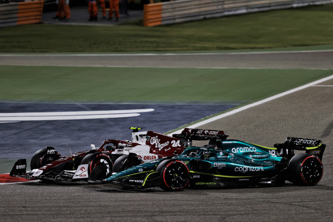 GP BAHRAIN, Guanyu Zhou (CHN) Alfa Romeo F1 Team C42 e Lance Stroll (CDN) Aston Martin F1 Team AMR22 battle for position.
20.03.2022. Formula 1 World Championship, Rd 1, Bahrain Grand Prix, Sakhir, Bahrain, Gara Day.
- www.xpbimages.com, EMail: requests@xpbimages.com © Copyright: Moy / XPB Images