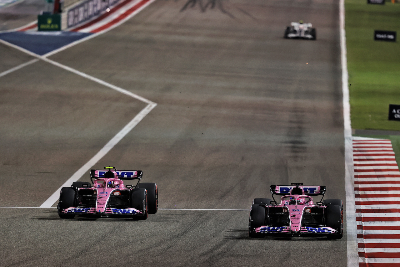 GP BAHRAIN, Esteban Ocon (FRA) Alpine F1 Team A522 e Fernando Alonso (ESP) Alpine F1 Team A522.
20.03.2022. Formula 1 World Championship, Rd 1, Bahrain Grand Prix, Sakhir, Bahrain, Gara Day.
- www.xpbimages.com, EMail: requests@xpbimages.com © Copyright: Moy / XPB Images