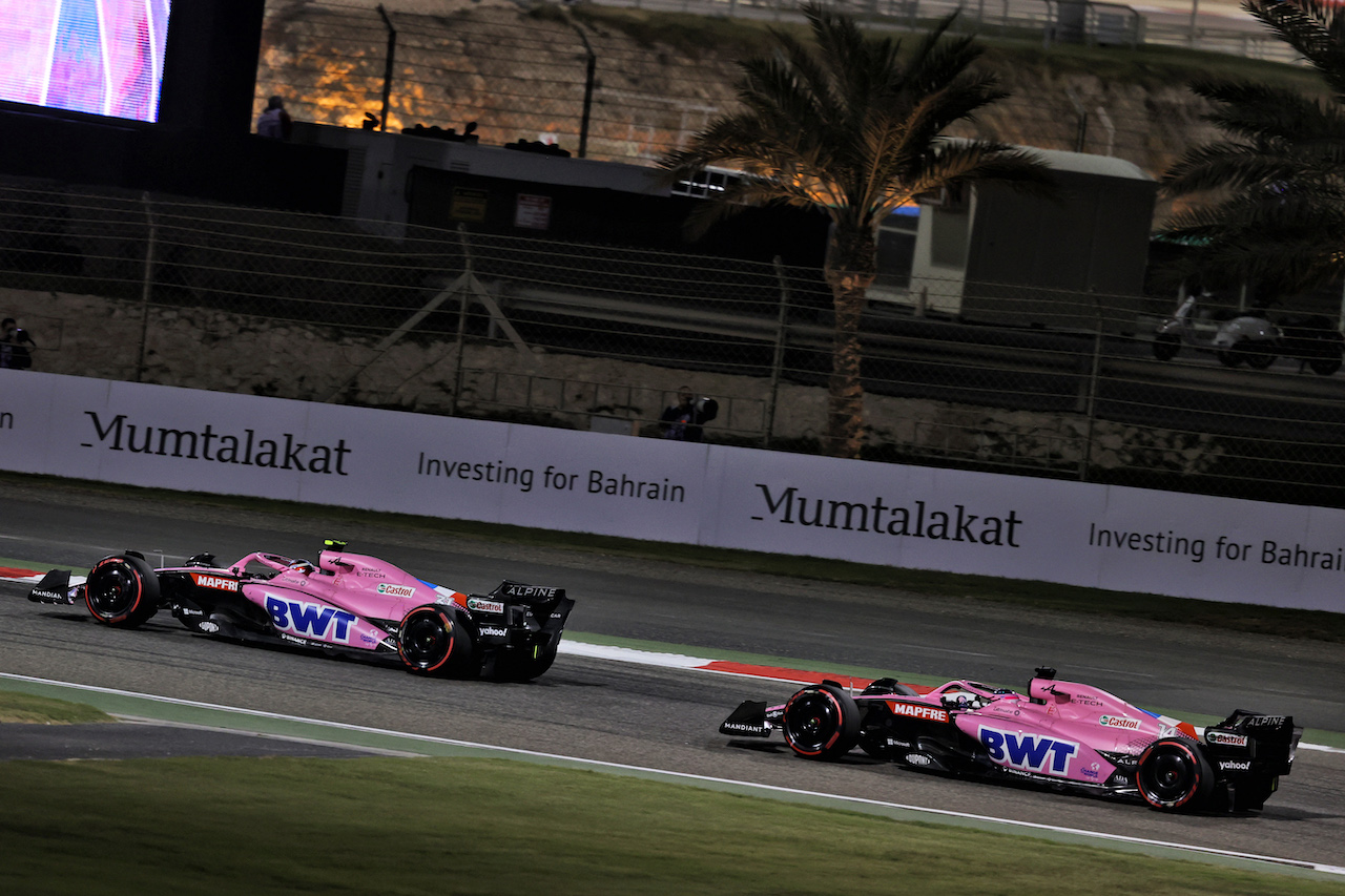 GP BAHRAIN, Esteban Ocon (FRA) Alpine F1 Team A522 e Fernando Alonso (ESP) Alpine F1 Team A522.
20.03.2022. Formula 1 World Championship, Rd 1, Bahrain Grand Prix, Sakhir, Bahrain, Gara Day.
- www.xpbimages.com, EMail: requests@xpbimages.com © Copyright: Moy / XPB Images