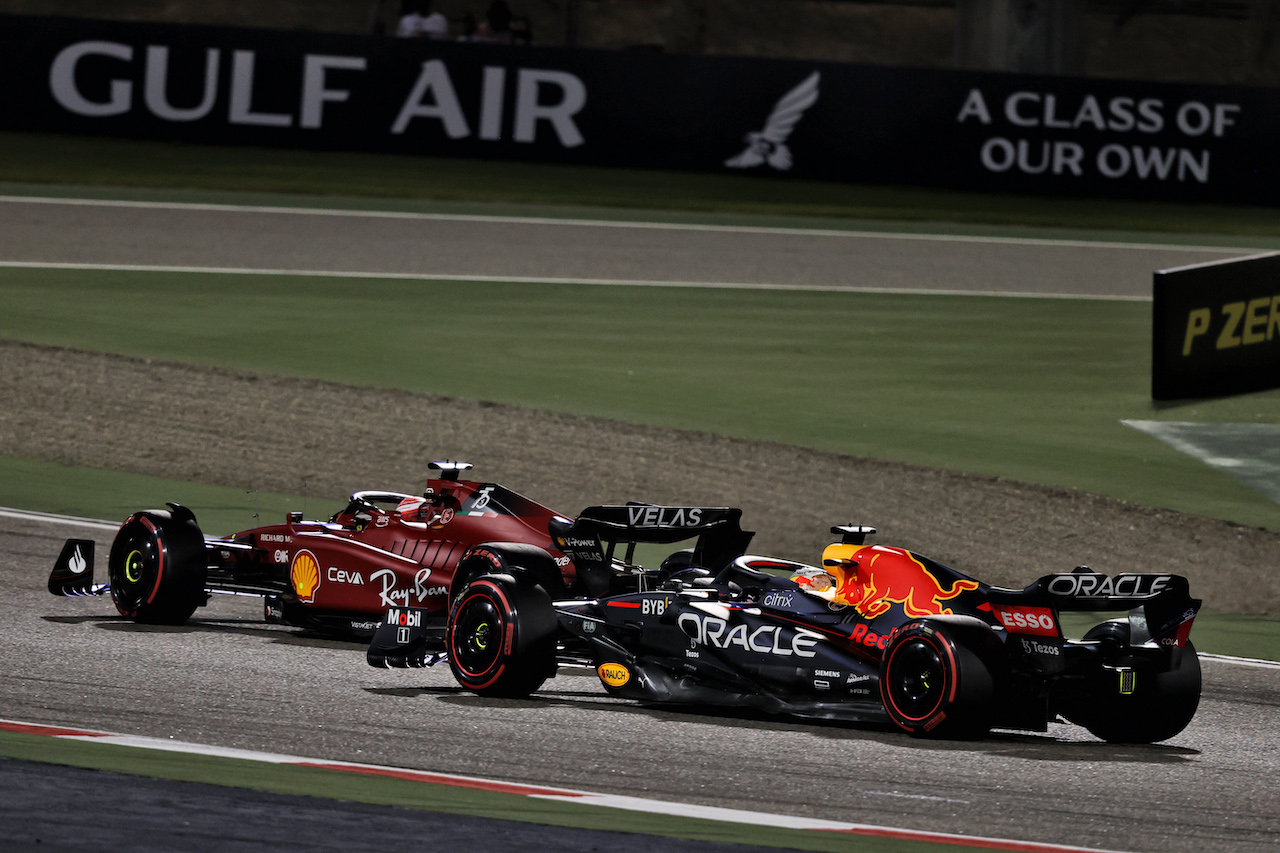 GP BAHRAIN, Charles Leclerc (MON) Ferrari F1-75 e Max Verstappen (NLD) Red Bull Racing RB18 battle for position.
20.03.2022. Formula 1 World Championship, Rd 1, Bahrain Grand Prix, Sakhir, Bahrain, Gara Day.
- www.xpbimages.com, EMail: requests@xpbimages.com © Copyright: Moy / XPB Images