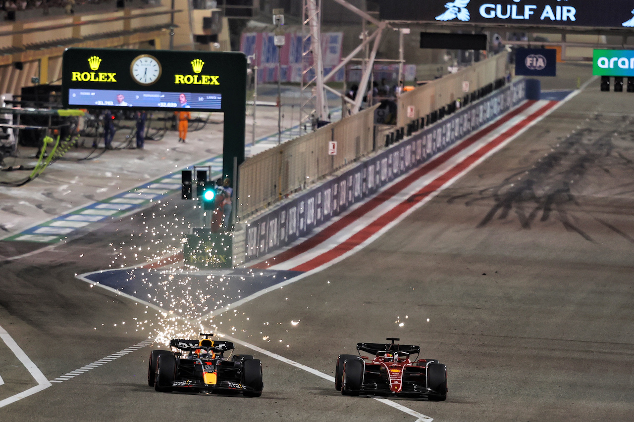 GP BAHRAIN, Charles Leclerc (MON) Ferrari F1-75 e Max Verstappen (NLD) Red Bull Racing RB18 battle for position.
20.03.2022. Formula 1 World Championship, Rd 1, Bahrain Grand Prix, Sakhir, Bahrain, Gara Day.
- www.xpbimages.com, EMail: requests@xpbimages.com © Copyright: Moy / XPB Images