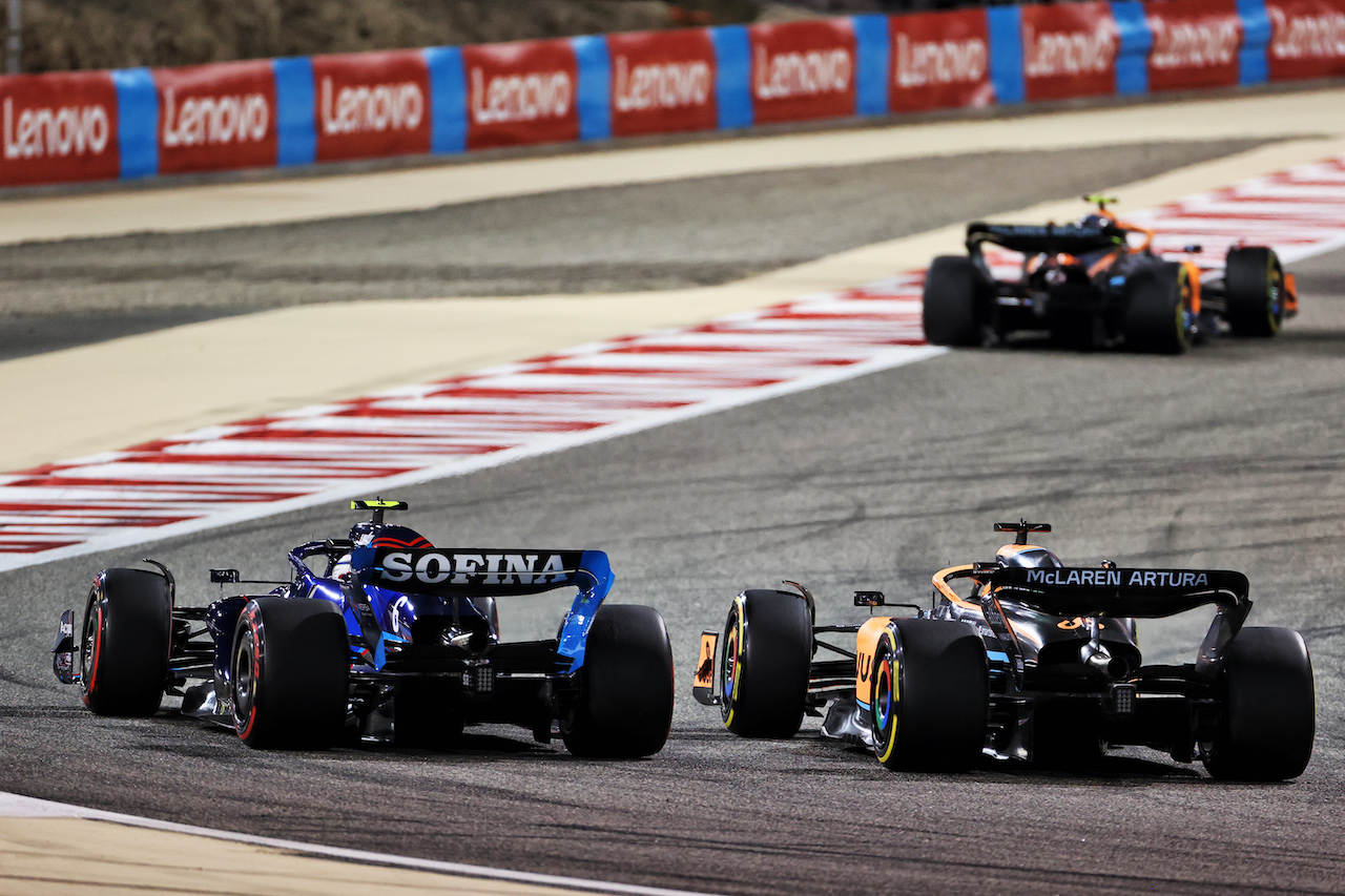 GP BAHRAIN, Daniel Ricciardo (AUS) McLaren MCL36 e Nicholas Latifi (CDN) Williams Racing FW44 battle for position.
20.03.2022. Formula 1 World Championship, Rd 1, Bahrain Grand Prix, Sakhir, Bahrain, Gara Day.
- www.xpbimages.com, EMail: requests@xpbimages.com © Copyright: Charniaux / XPB Images