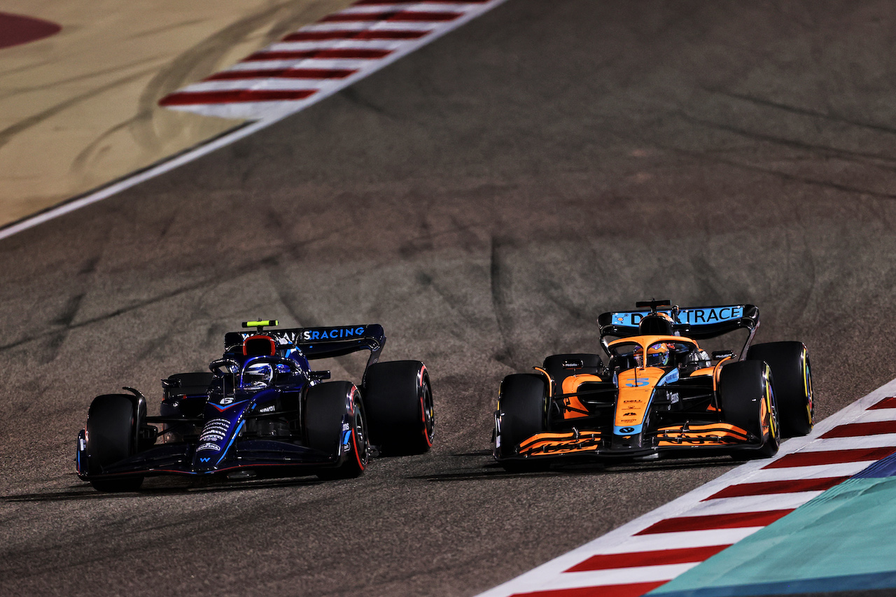 GP BAHRAIN, Nicholas Latifi (CDN) Williams Racing FW44 e Daniel Ricciardo (AUS) McLaren MCL36 battle for position.
20.03.2022. Formula 1 World Championship, Rd 1, Bahrain Grand Prix, Sakhir, Bahrain, Gara Day.
- www.xpbimages.com, EMail: requests@xpbimages.com © Copyright: Charniaux / XPB Images