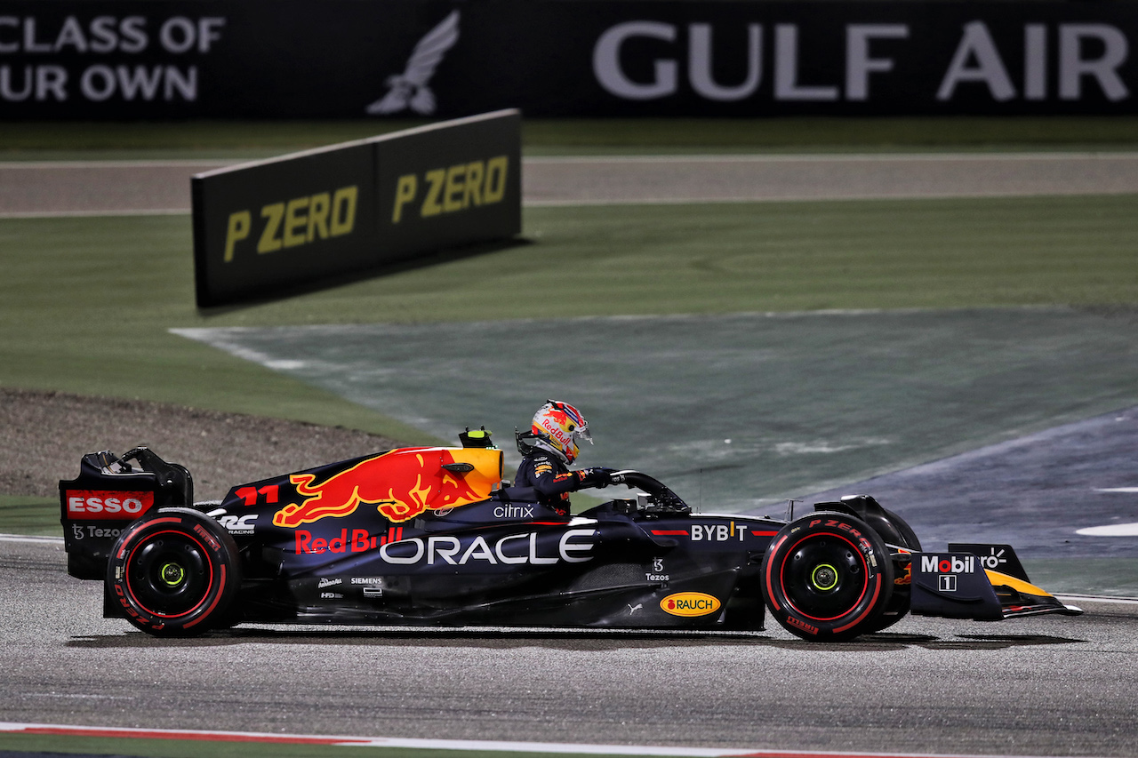 GP BAHRAIN, Sergio Perez (MEX) Red Bull Racing RB18 retired from the race.
20.03.2022. Formula 1 World Championship, Rd 1, Bahrain Grand Prix, Sakhir, Bahrain, Gara Day.
 - www.xpbimages.com, EMail: requests@xpbimages.com © Copyright: Coates / XPB Images