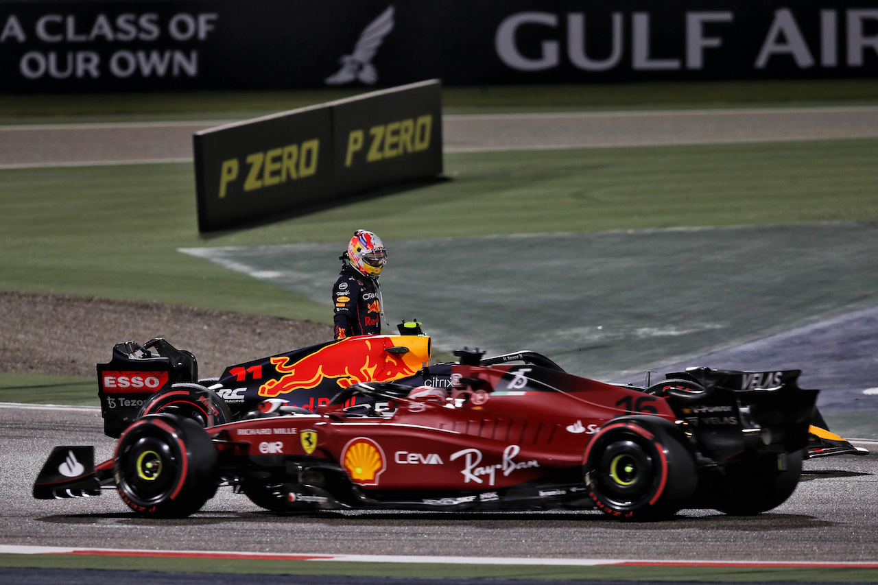 GP BAHRAIN, Sergio Perez (MEX) Red Bull Racing RB18 retired from the race.
20.03.2022. Formula 1 World Championship, Rd 1, Bahrain Grand Prix, Sakhir, Bahrain, Gara Day.
 - www.xpbimages.com, EMail: requests@xpbimages.com © Copyright: Coates / XPB Images