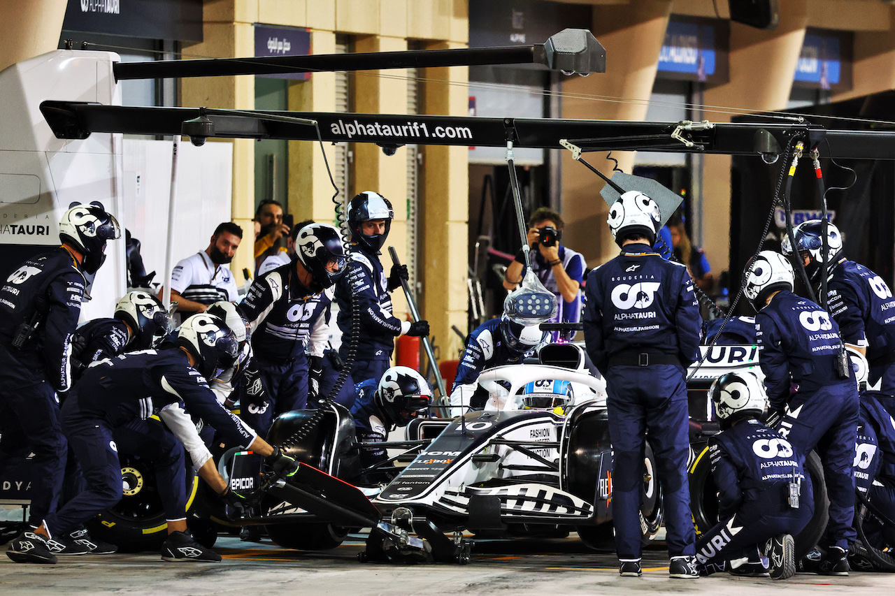 GP BAHRAIN, Pierre Gasly (FRA) AlphaTauri AT03 makes a pit stop.
20.03.2022. Formula 1 World Championship, Rd 1, Bahrain Grand Prix, Sakhir, Bahrain, Gara Day.
- www.xpbimages.com, EMail: requests@xpbimages.com © Copyright: Batchelor / XPB Images