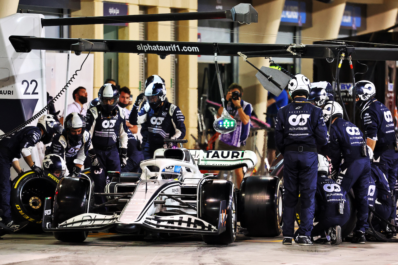 GP BAHRAIN, Pierre Gasly (FRA) AlphaTauri AT03 makes a pit stop.
20.03.2022. Formula 1 World Championship, Rd 1, Bahrain Grand Prix, Sakhir, Bahrain, Gara Day.
- www.xpbimages.com, EMail: requests@xpbimages.com © Copyright: Batchelor / XPB Images