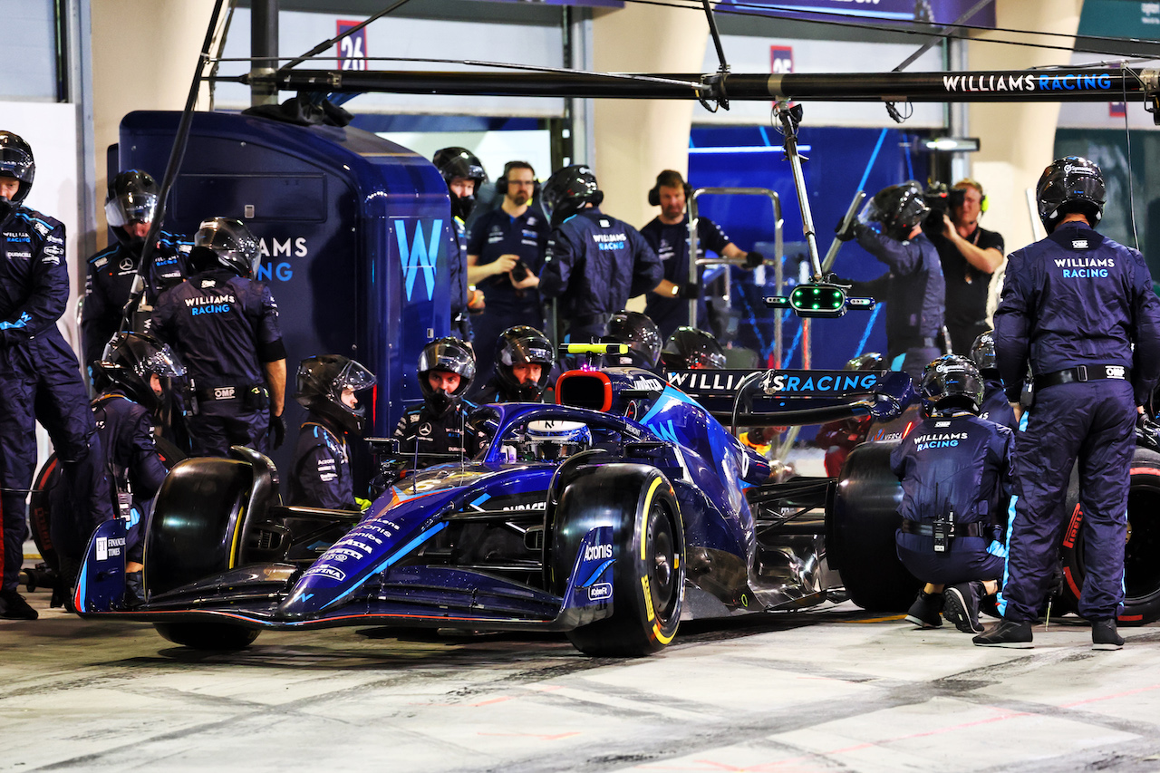 GP BAHRAIN, Nicholas Latifi (CDN) Williams Racing FW44 makes a pit stop.
20.03.2022. Formula 1 World Championship, Rd 1, Bahrain Grand Prix, Sakhir, Bahrain, Gara Day.
- www.xpbimages.com, EMail: requests@xpbimages.com © Copyright: Batchelor / XPB Images