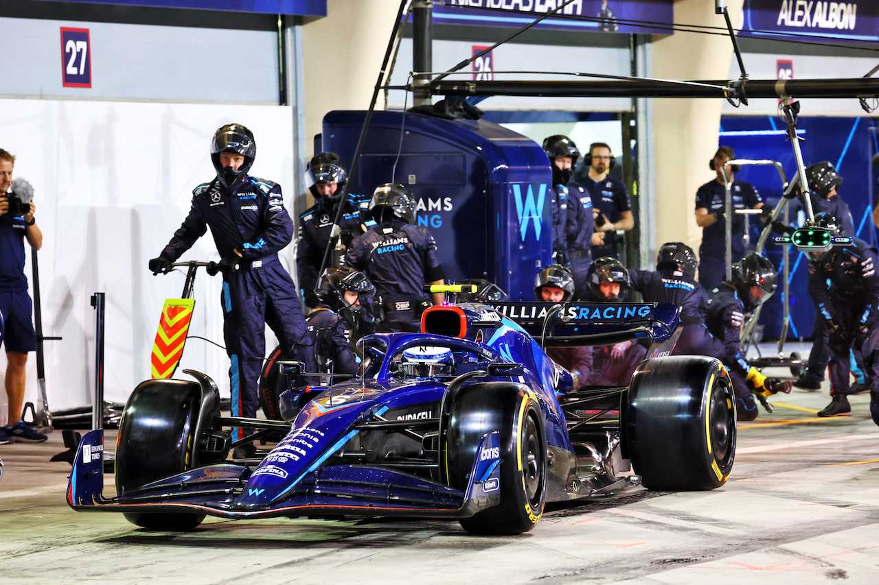 GP BAHRAIN, Nicholas Latifi (CDN) Williams Racing FW44 makes a pit stop.
20.03.2022. Formula 1 World Championship, Rd 1, Bahrain Grand Prix, Sakhir, Bahrain, Gara Day.
- www.xpbimages.com, EMail: requests@xpbimages.com © Copyright: Batchelor / XPB Images