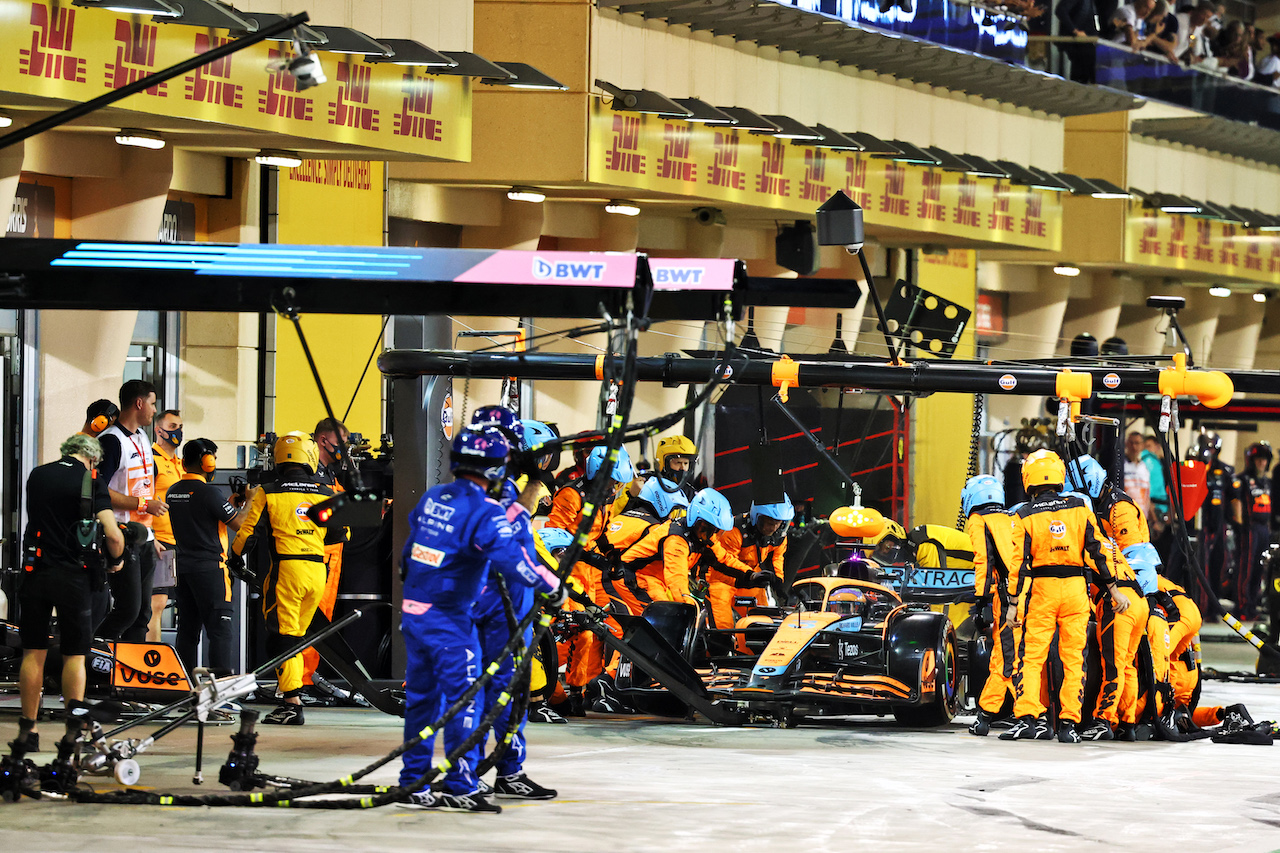 GP BAHRAIN, Daniel Ricciardo (AUS) McLaren MCL36 makes a pit stop.
20.03.2022. Formula 1 World Championship, Rd 1, Bahrain Grand Prix, Sakhir, Bahrain, Gara Day.
- www.xpbimages.com, EMail: requests@xpbimages.com © Copyright: Batchelor / XPB Images