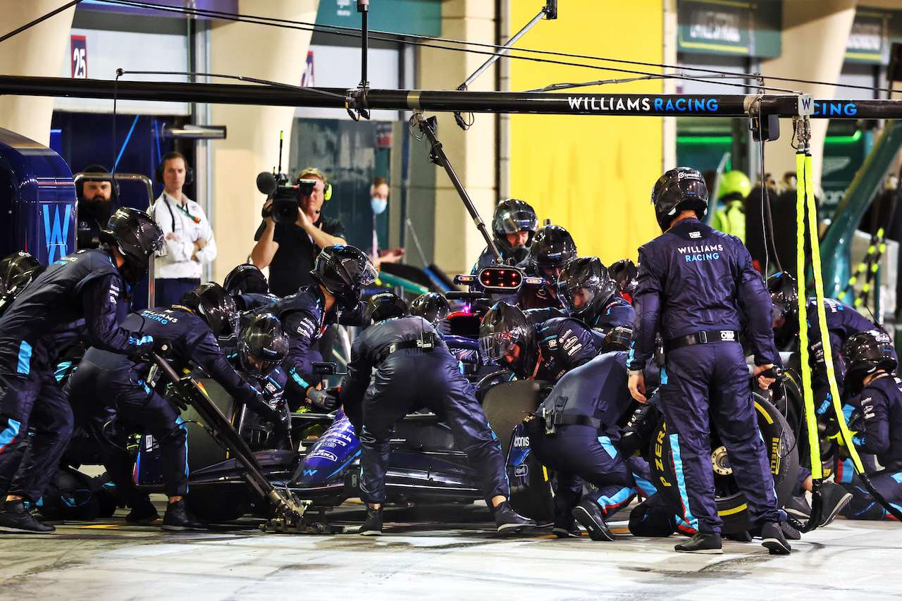 GP BAHRAIN, Alexander Albon (THA) Williams Racing FW44 makes a pit stop.
20.03.2022. Formula 1 World Championship, Rd 1, Bahrain Grand Prix, Sakhir, Bahrain, Gara Day.
- www.xpbimages.com, EMail: requests@xpbimages.com © Copyright: Batchelor / XPB Images