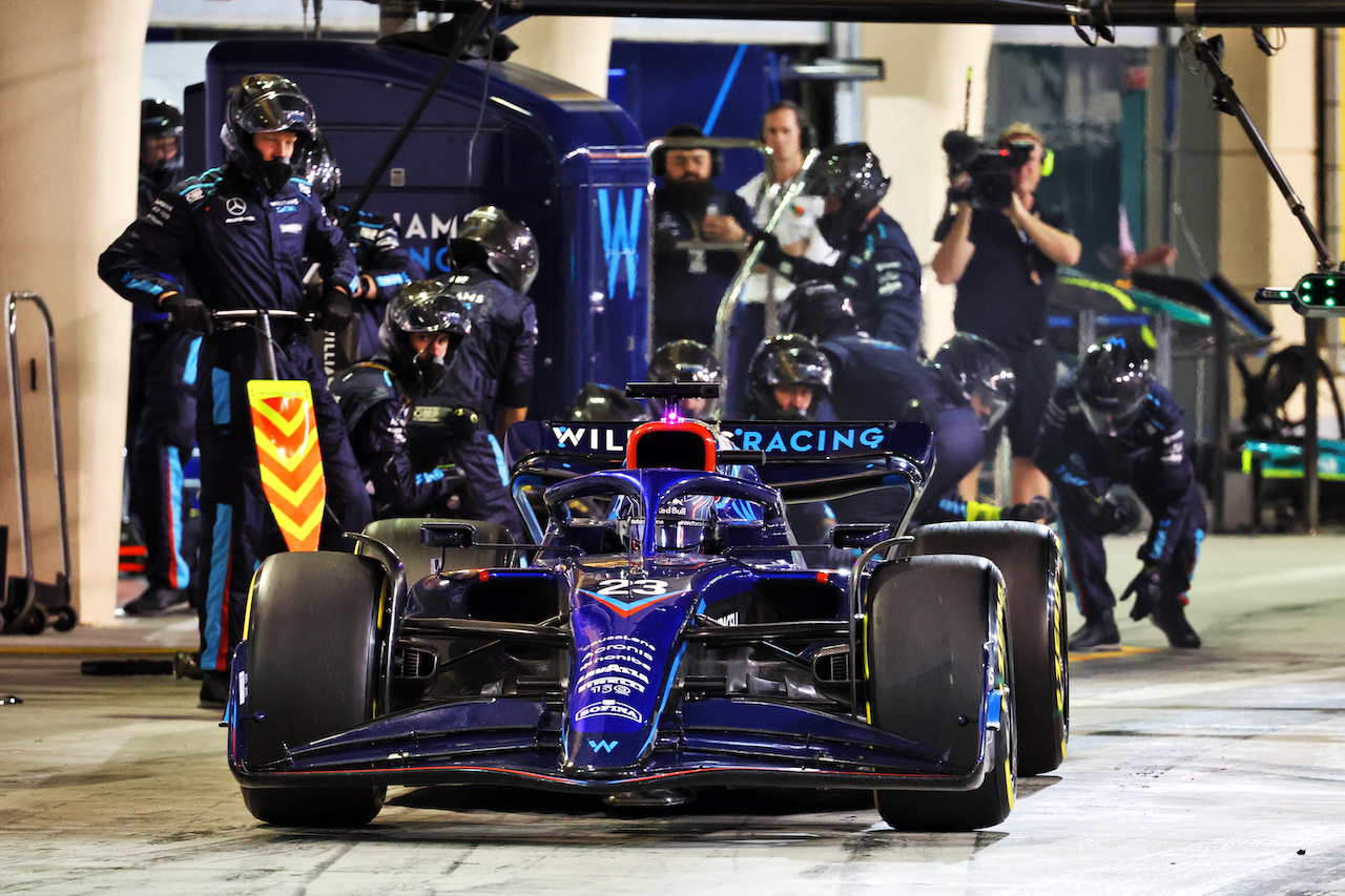 GP BAHRAIN, Alexander Albon (THA) Williams Racing FW44 makes a pit stop.
20.03.2022. Formula 1 World Championship, Rd 1, Bahrain Grand Prix, Sakhir, Bahrain, Gara Day.
- www.xpbimages.com, EMail: requests@xpbimages.com © Copyright: Batchelor / XPB Images