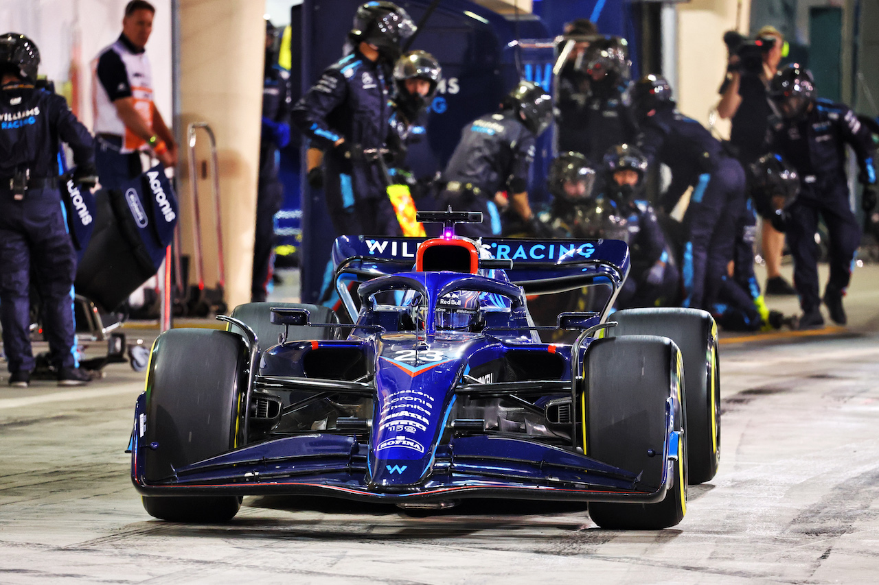 GP BAHRAIN, Alexander Albon (THA) Williams Racing FW44 makes a pit stop.
20.03.2022. Formula 1 World Championship, Rd 1, Bahrain Grand Prix, Sakhir, Bahrain, Gara Day.
- www.xpbimages.com, EMail: requests@xpbimages.com © Copyright: Batchelor / XPB Images