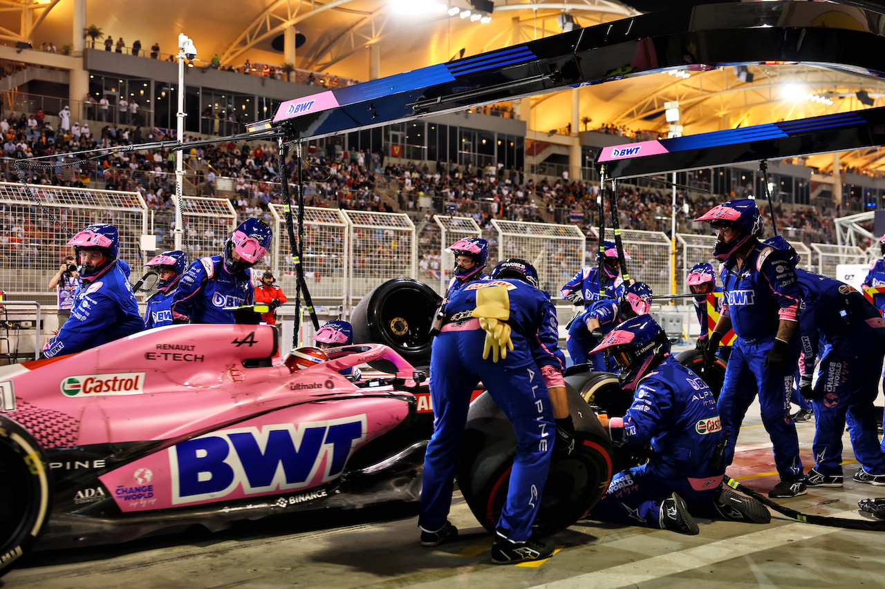 GP BAHRAIN, Esteban Ocon (FRA) Alpine F1 Team A522 makes a pit stop.
20.03.2022. Formula 1 World Championship, Rd 1, Bahrain Grand Prix, Sakhir, Bahrain, Gara Day.
- www.xpbimages.com, EMail: requests@xpbimages.com © Copyright: Batchelor / XPB Images