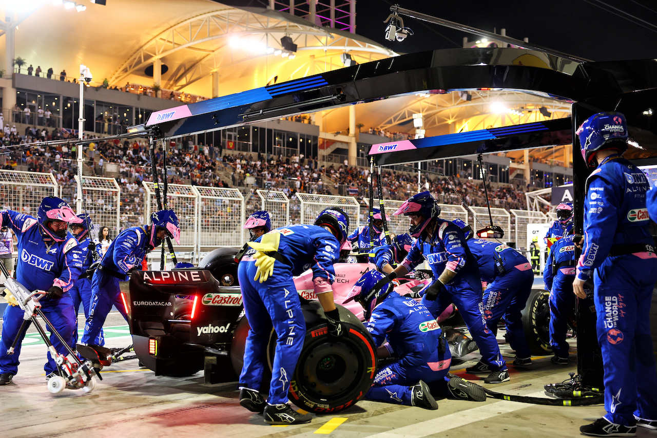 GP BAHRAIN, Esteban Ocon (FRA) Alpine F1 Team A522 makes a pit stop.
20.03.2022. Formula 1 World Championship, Rd 1, Bahrain Grand Prix, Sakhir, Bahrain, Gara Day.
- www.xpbimages.com, EMail: requests@xpbimages.com © Copyright: Batchelor / XPB Images