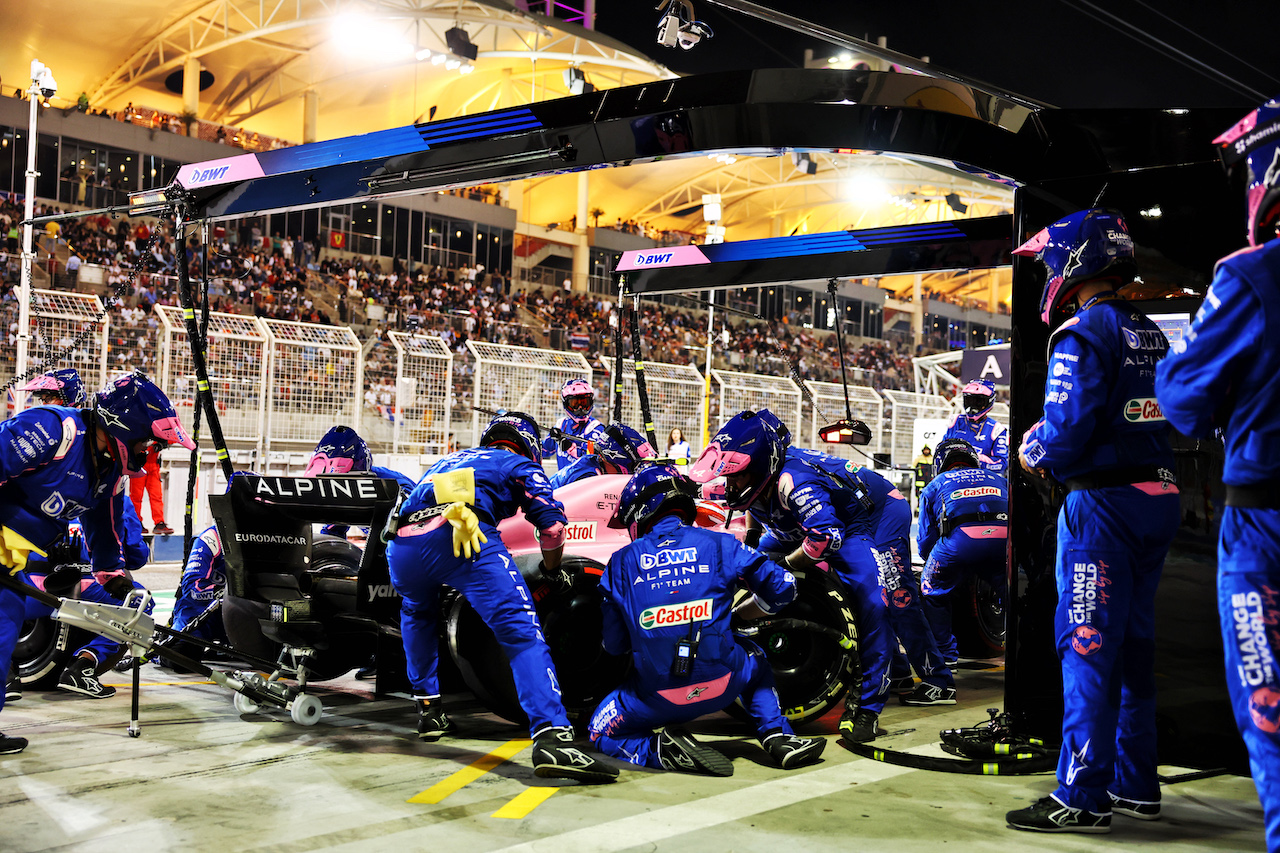GP BAHRAIN, Esteban Ocon (FRA) Alpine F1 Team A522 makes a pit stop.
20.03.2022. Formula 1 World Championship, Rd 1, Bahrain Grand Prix, Sakhir, Bahrain, Gara Day.
- www.xpbimages.com, EMail: requests@xpbimages.com © Copyright: Batchelor / XPB Images