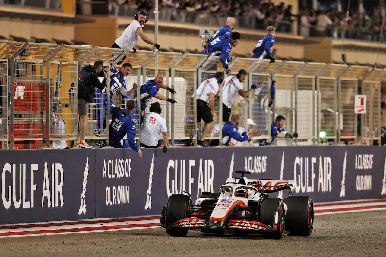 GP BAHRAIN, Kevin Magnussen (DEN) Haas VF-22 at the end of the race.
20.03.2022. Formula 1 World Championship, Rd 1, Bahrain Grand Prix, Sakhir, Bahrain, Gara Day.
- www.xpbimages.com, EMail: requests@xpbimages.com © Copyright: Moy / XPB Images