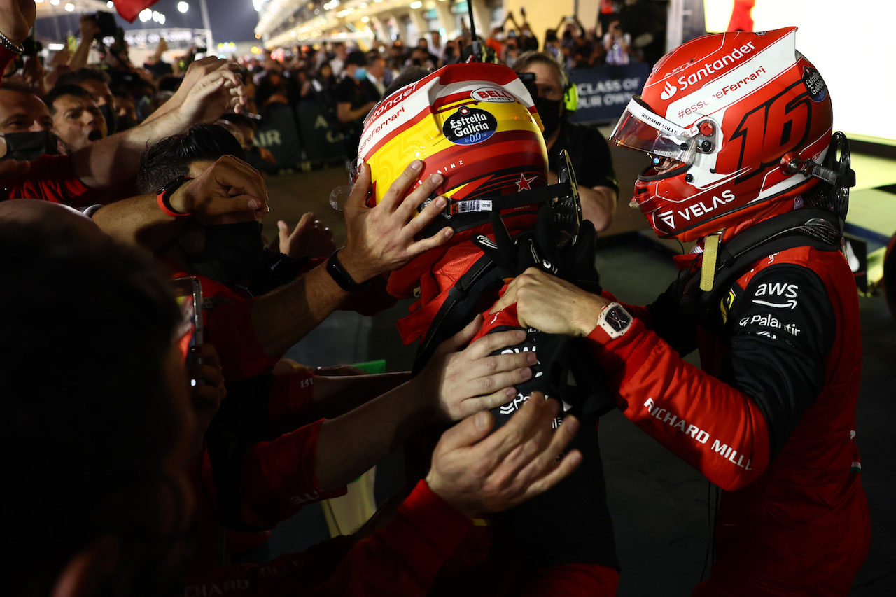 GP BAHRAIN, 2nd place Carlos Sainz Jr (ESP) Ferrari e 1st place Charles Leclerc (MON) Ferrari.
20.03.2022. Formula 1 World Championship, Rd 1, Bahrain Grand Prix, Sakhir, Bahrain, Gara Day.
- www.xpbimages.com, EMail: requests@xpbimages.com ¬© Copyright: Batchelor / XPB Images