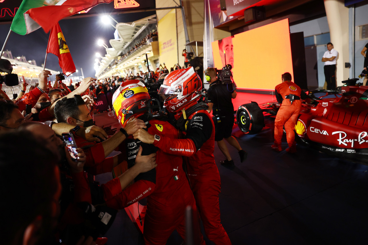 GP BAHRAIN, 2nd place Carlos Sainz Jr (ESP) Ferrari e 1st place Charles Leclerc (MON) Ferrari.
20.03.2022. Formula 1 World Championship, Rd 1, Bahrain Grand Prix, Sakhir, Bahrain, Gara Day.
- www.xpbimages.com, EMail: requests@xpbimages.com ¬© Copyright: Batchelor / XPB Images