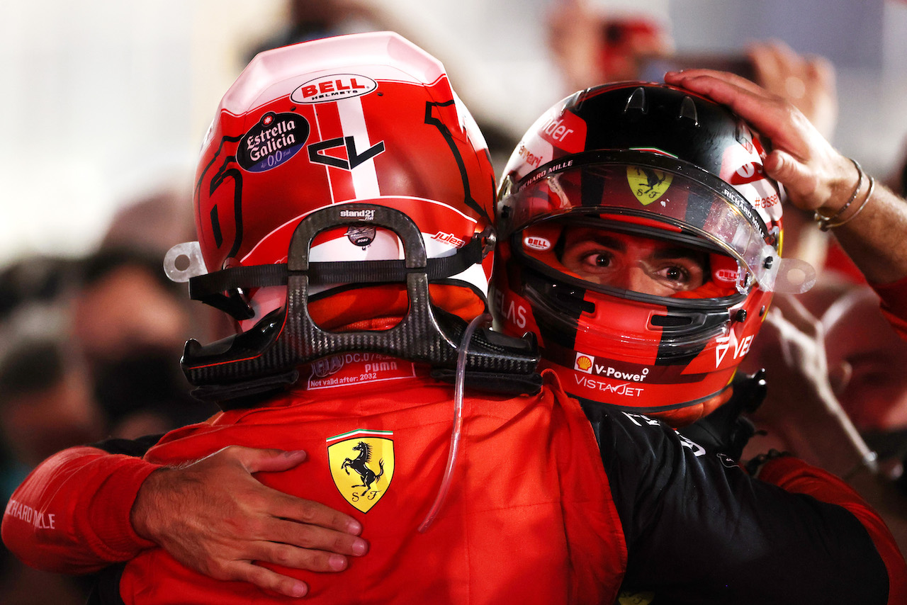 GP BAHRAIN, Charles Leclerc (FRA), Ferrari e Carlos Sainz Jr (ESP), Ferrari 
20.03.2022. Formula 1 World Championship, Rd 1, Bahrain Grand Prix, Sakhir, Bahrain, Gara Day.
- www.xpbimages.com, EMail: requests@xpbimages.com © Copyright: Charniaux / XPB Images