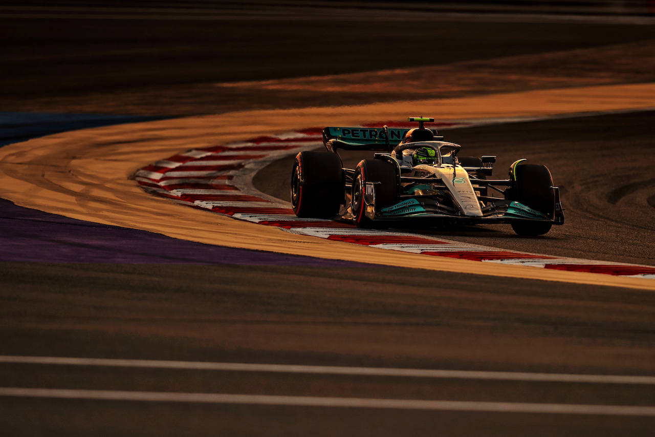 GP BAHRAIN, Lewis Hamilton (GBR) Mercedes AMG F1 W13.
20.03.2022. Formula 1 World Championship, Rd 1, Bahrain Grand Prix, Sakhir, Bahrain, Gara Day.
- www.xpbimages.com, EMail: requests@xpbimages.com © Copyright: Moy / XPB Images