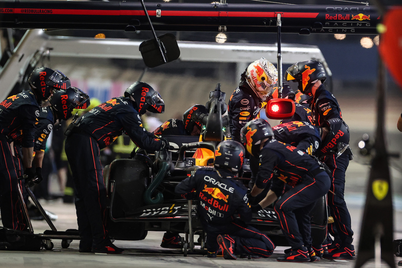 GP BAHRAIN, Max Verstappen (NLD), Red Bull Racing retires in the pits
20.03.2022. Formula 1 World Championship, Rd 1, Bahrain Grand Prix, Sakhir, Bahrain, Gara Day.
- www.xpbimages.com, EMail: requests@xpbimages.com © Copyright: Charniaux / XPB Images