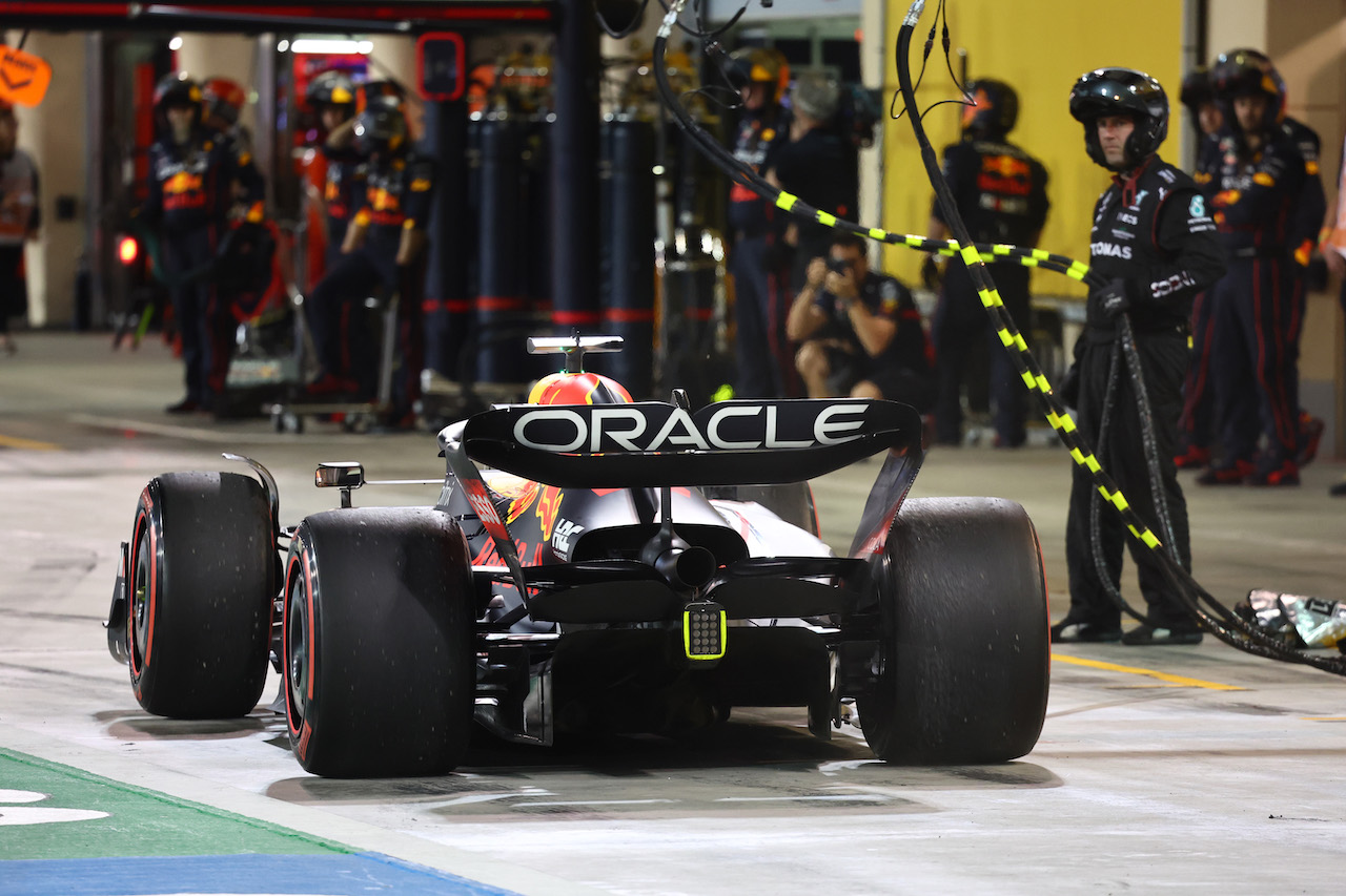 GP BAHRAIN, Max Verstappen (NLD) Red Bull Racing RB18 retires from the race.
20.03.2022. Formula 1 World Championship, Rd 1, Bahrain Grand Prix, Sakhir, Bahrain, Gara Day.
- www.xpbimages.com, EMail: requests@xpbimages.com ¬© Copyright: Batchelor / XPB Images