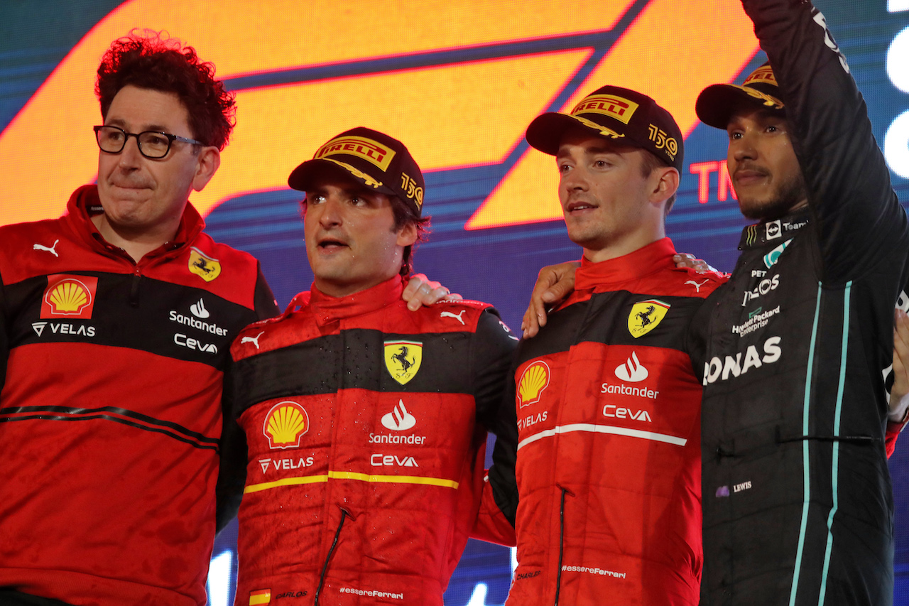 GP BAHRAIN, The podium (L to R): Mattia Binotto (ITA) Ferrari Team Principal; Carlos Sainz Jr (ESP) Ferrari, second; Charles Leclerc (MON) Ferrari, vincitore; Lewis Hamilton (GBR) Mercedes AMG F1, third.
20.03.2022. Formula 1 World Championship, Rd 1, Bahrain Grand Prix, Sakhir, Bahrain, Gara Day.
 - www.xpbimages.com, EMail: requests@xpbimages.com © Copyright: Coates / XPB Images