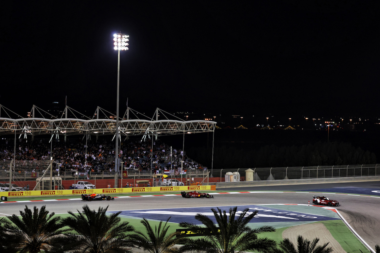 GP BAHRAIN, Charles Leclerc (MON) Ferrari F1-75 davanti a behind the Mercedes FIA Safety Car.
20.03.2022. Formula 1 World Championship, Rd 1, Bahrain Grand Prix, Sakhir, Bahrain, Gara Day.
- www.xpbimages.com, EMail: requests@xpbimages.com © Copyright: Bearne / XPB Images