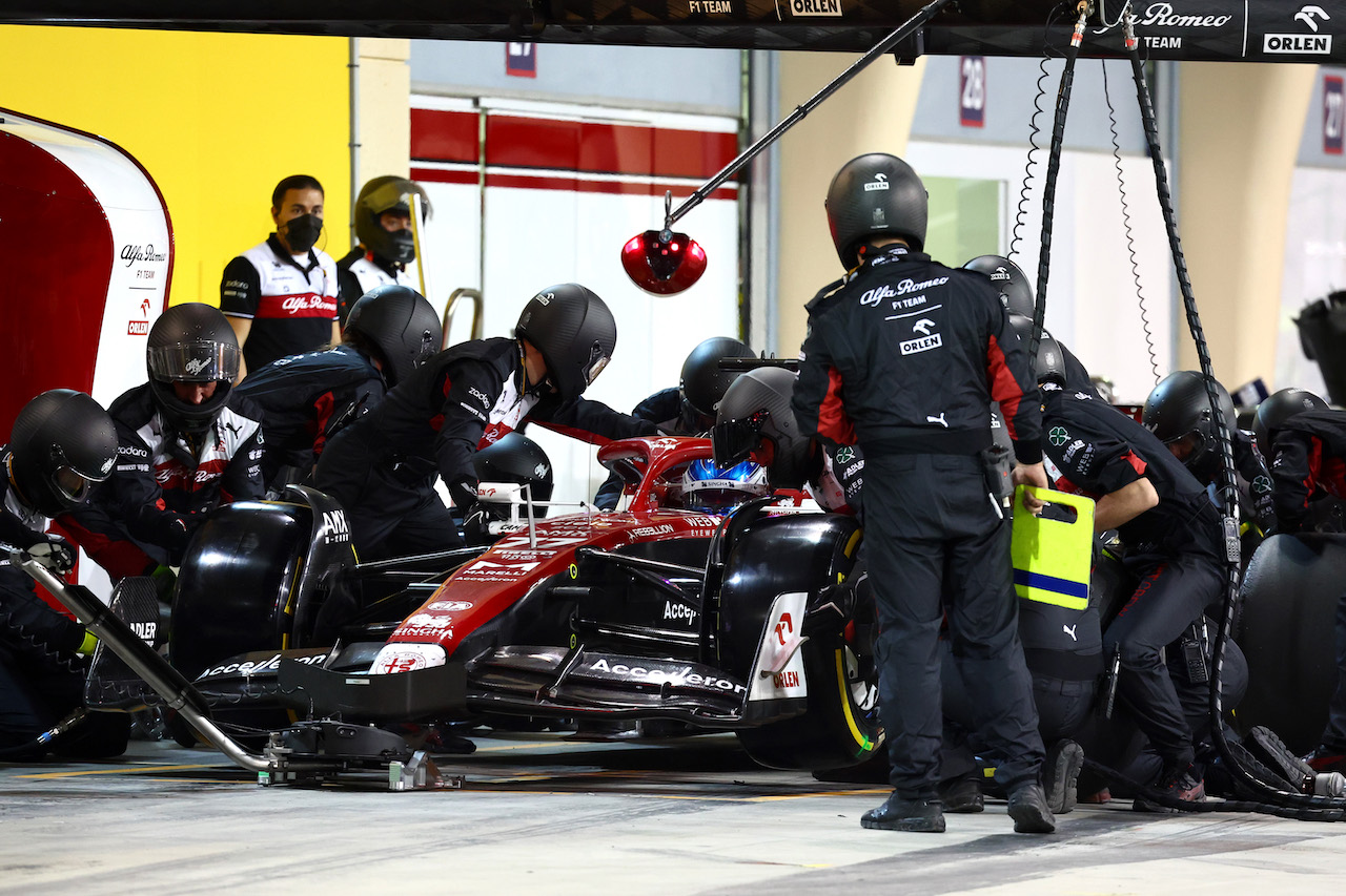 GP BAHRAIN, Valtteri Bottas (FIN) Alfa Romeo F1 Team C42 pit stop.
20.03.2022. Formula 1 World Championship, Rd 1, Bahrain Grand Prix, Sakhir, Bahrain, Gara Day.
- www.xpbimages.com, EMail: requests@xpbimages.com ¬© Copyright: Batchelor / XPB Images