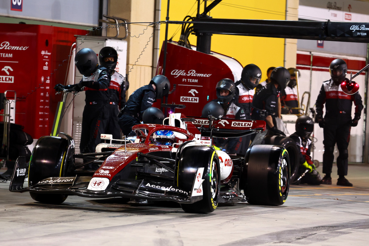 GP BAHRAIN, Valtteri Bottas (FIN) Alfa Romeo F1 Team C42 pit stop.
20.03.2022. Formula 1 World Championship, Rd 1, Bahrain Grand Prix, Sakhir, Bahrain, Gara Day.
- www.xpbimages.com, EMail: requests@xpbimages.com ¬© Copyright: Batchelor / XPB Images