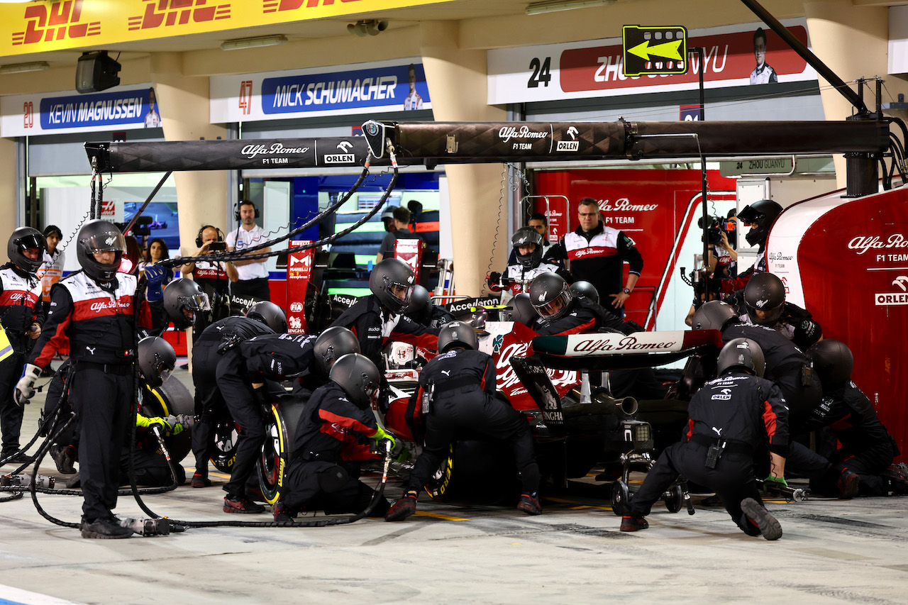 GP BAHRAIN, Guanyu Zhou (CHN) Alfa Romeo F1 Team C42 pit stop.
20.03.2022. Formula 1 World Championship, Rd 1, Bahrain Grand Prix, Sakhir, Bahrain, Gara Day.
- www.xpbimages.com, EMail: requests@xpbimages.com ¬© Copyright: Batchelor / XPB Images