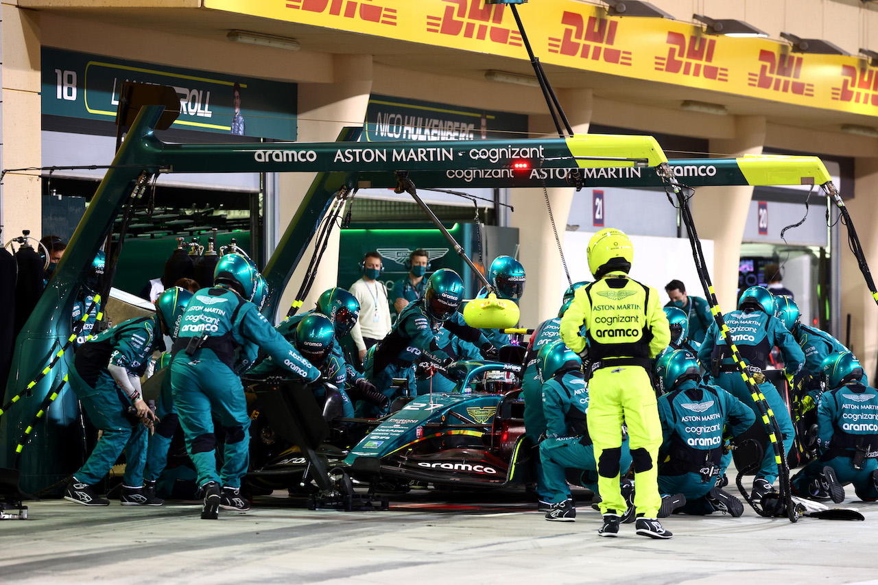 GP BAHRAIN, Nico Hulkenberg (GER) Aston Martin F1 Team AMR22 pit stop.
20.03.2022. Formula 1 World Championship, Rd 1, Bahrain Grand Prix, Sakhir, Bahrain, Gara Day.
- www.xpbimages.com, EMail: requests@xpbimages.com © Copyright: Batchelor / XPB Images