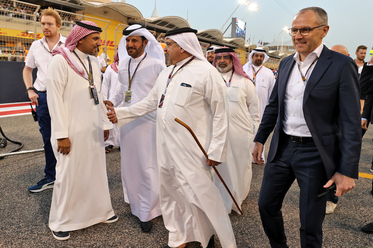 GP BAHRAIN, (L to R): Mohammed Bin Sulayem (UAE) FIA President; Crown Prince Shaikh Salman bin Isa Hamad Al Khalifa (BRN) with Stefano Domenicali (ITA) Formula One President e CEO on the grid.
20.03.2022. Formula 1 World Championship, Rd 1, Bahrain Grand Prix, Sakhir, Bahrain, Gara Day.
- www.xpbimages.com, EMail: requests@xpbimages.com © Copyright: Moy / XPB Images