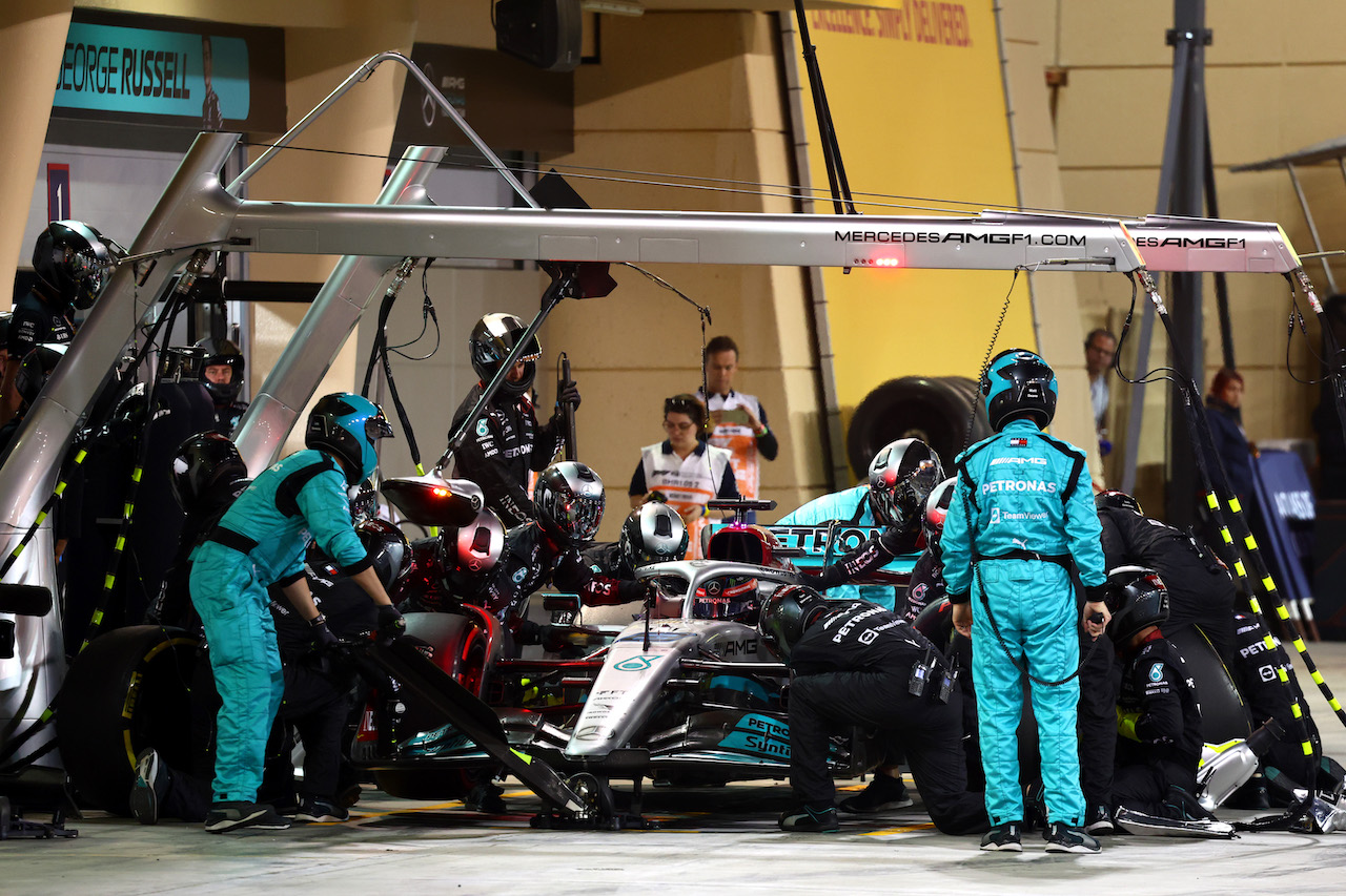 GP BAHRAIN, George Russell (GBR) Mercedes AMG F1 W13 pit stop.
20.03.2022. Formula 1 World Championship, Rd 1, Bahrain Grand Prix, Sakhir, Bahrain, Gara Day.
- www.xpbimages.com, EMail: requests@xpbimages.com © Copyright: Batchelor / XPB Images