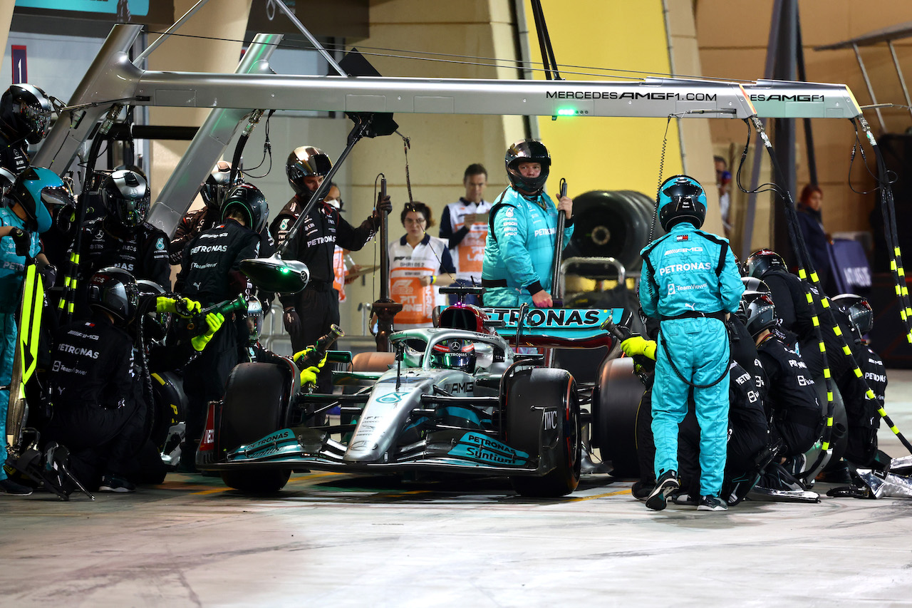 GP BAHRAIN, George Russell (GBR) Mercedes AMG F1 W13 pit stop.
20.03.2022. Formula 1 World Championship, Rd 1, Bahrain Grand Prix, Sakhir, Bahrain, Gara Day.
- www.xpbimages.com, EMail: requests@xpbimages.com © Copyright: Batchelor / XPB Images