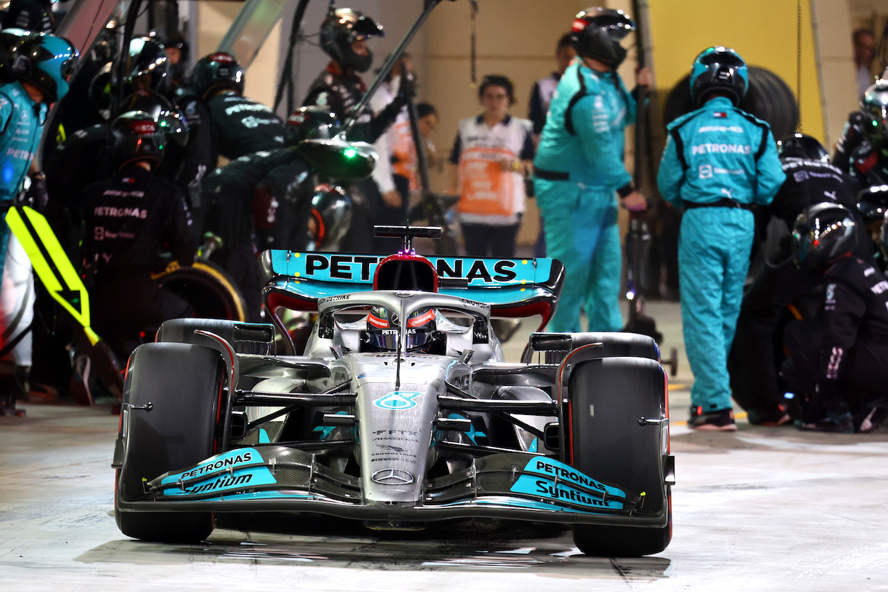 GP BAHRAIN, George Russell (GBR) Mercedes AMG F1 W13 pit stop.
20.03.2022. Formula 1 World Championship, Rd 1, Bahrain Grand Prix, Sakhir, Bahrain, Gara Day.
- www.xpbimages.com, EMail: requests@xpbimages.com © Copyright: Batchelor / XPB Images