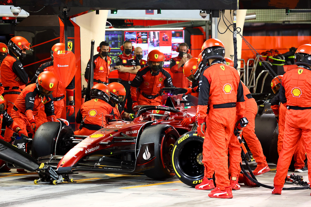 GP BAHRAIN, Charles Leclerc (MON) Ferrari F1-75 pit stop.
20.03.2022. Formula 1 World Championship, Rd 1, Bahrain Grand Prix, Sakhir, Bahrain, Gara Day.
- www.xpbimages.com, EMail: requests@xpbimages.com ¬© Copyright: Batchelor / XPB Images