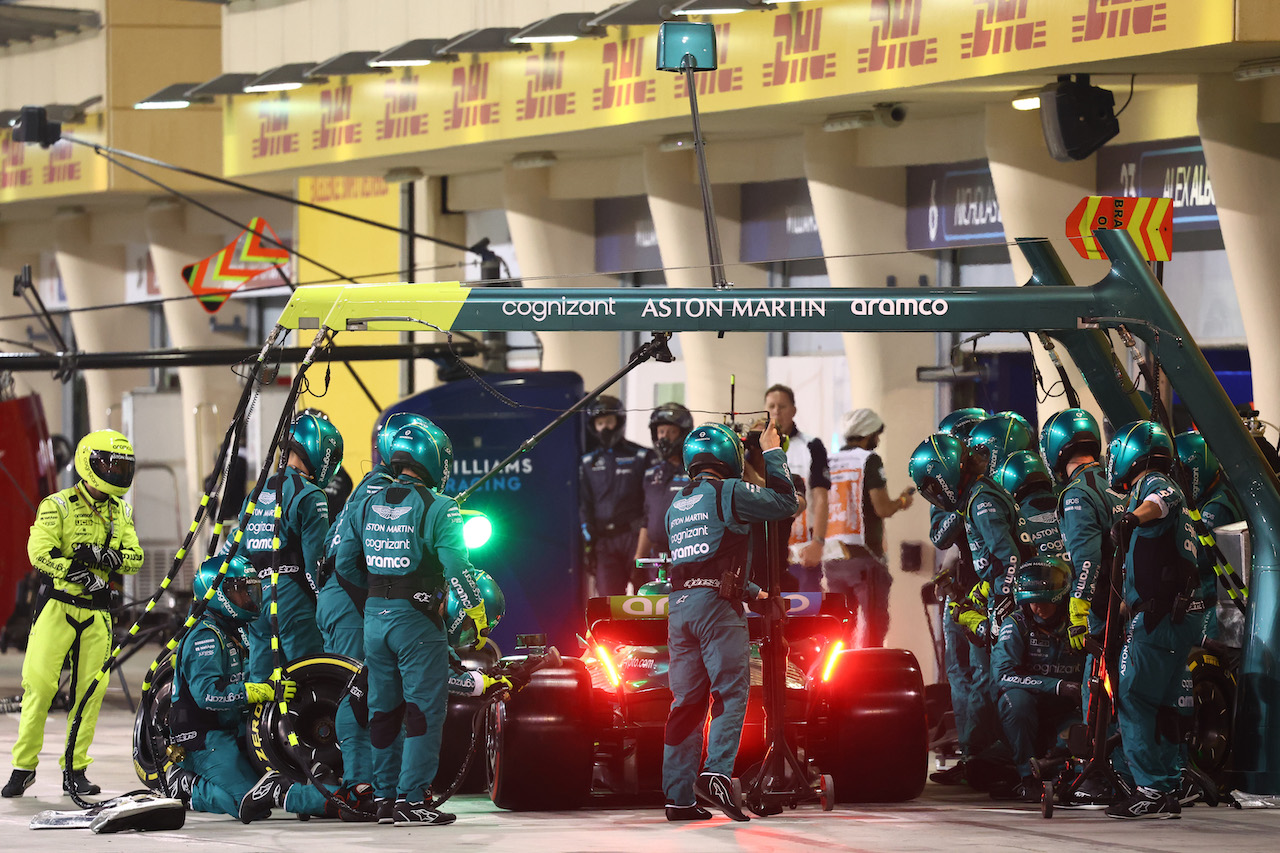 GP BAHRAIN, Lance Stroll (CDN) Aston Martin F1 Team AMR22 pit stop.
20.03.2022. Formula 1 World Championship, Rd 1, Bahrain Grand Prix, Sakhir, Bahrain, Gara Day.
- www.xpbimages.com, EMail: requests@xpbimages.com ¬© Copyright: Batchelor / XPB Images