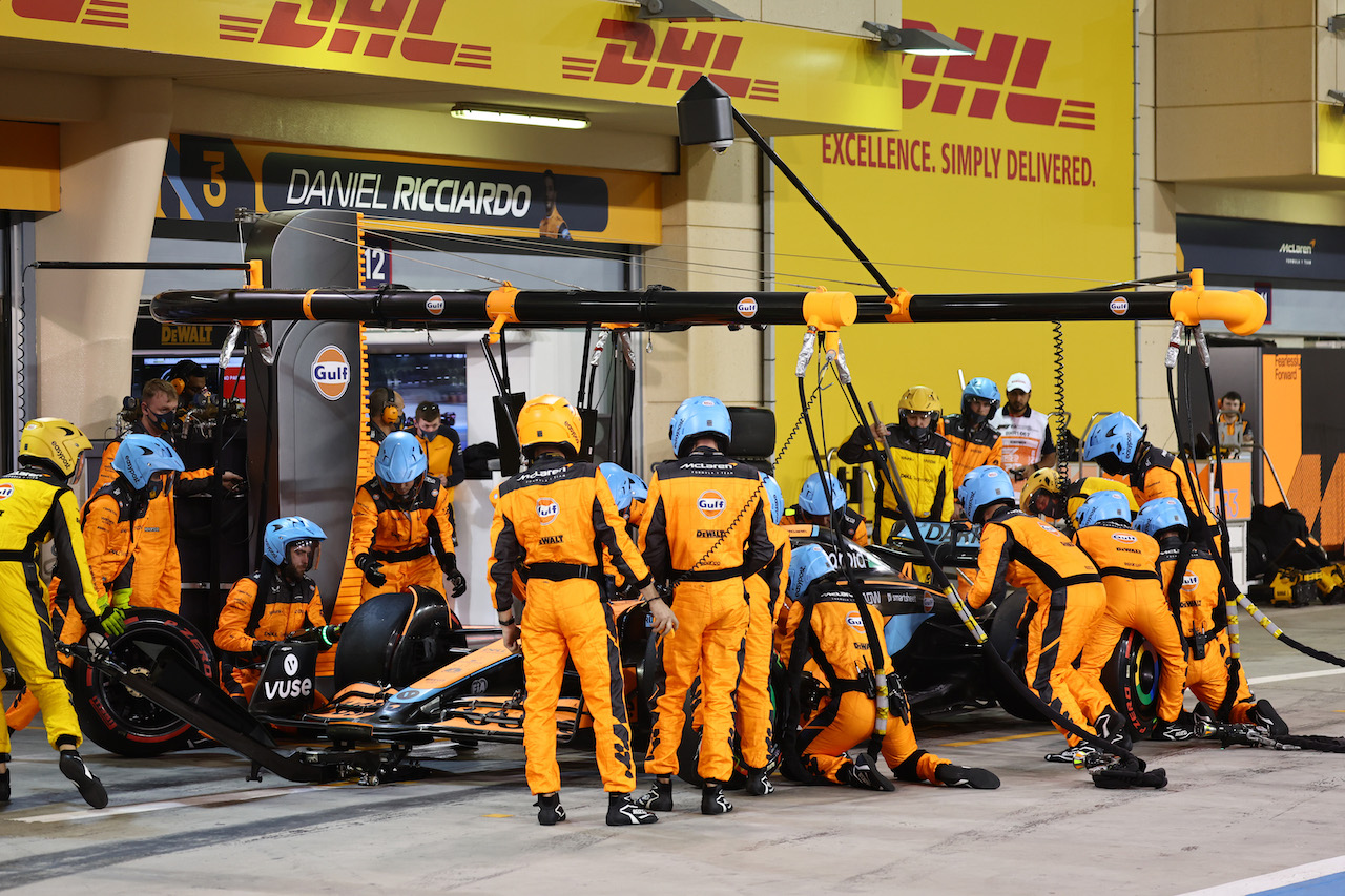 GP BAHRAIN, Lando Norris (GBR) McLaren MCL36 pit stop.
20.03.2022. Formula 1 World Championship, Rd 1, Bahrain Grand Prix, Sakhir, Bahrain, Gara Day.
- www.xpbimages.com, EMail: requests@xpbimages.com ¬© Copyright: Batchelor / XPB Images