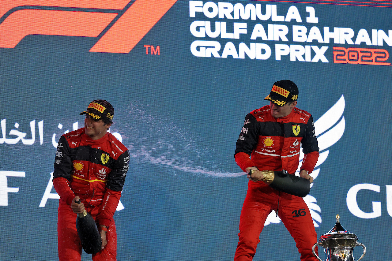 GP BAHRAIN, Gara winner Charles Leclerc (MON) Ferrari (Right) celebrates on the podium with second placed team mate Carlos Sainz Jr (ESP) Ferrari.
20.03.2022. Formula 1 World Championship, Rd 1, Bahrain Grand Prix, Sakhir, Bahrain, Gara Day.
- www.xpbimages.com, EMail: requests@xpbimages.com © Copyright: Moy / XPB Images